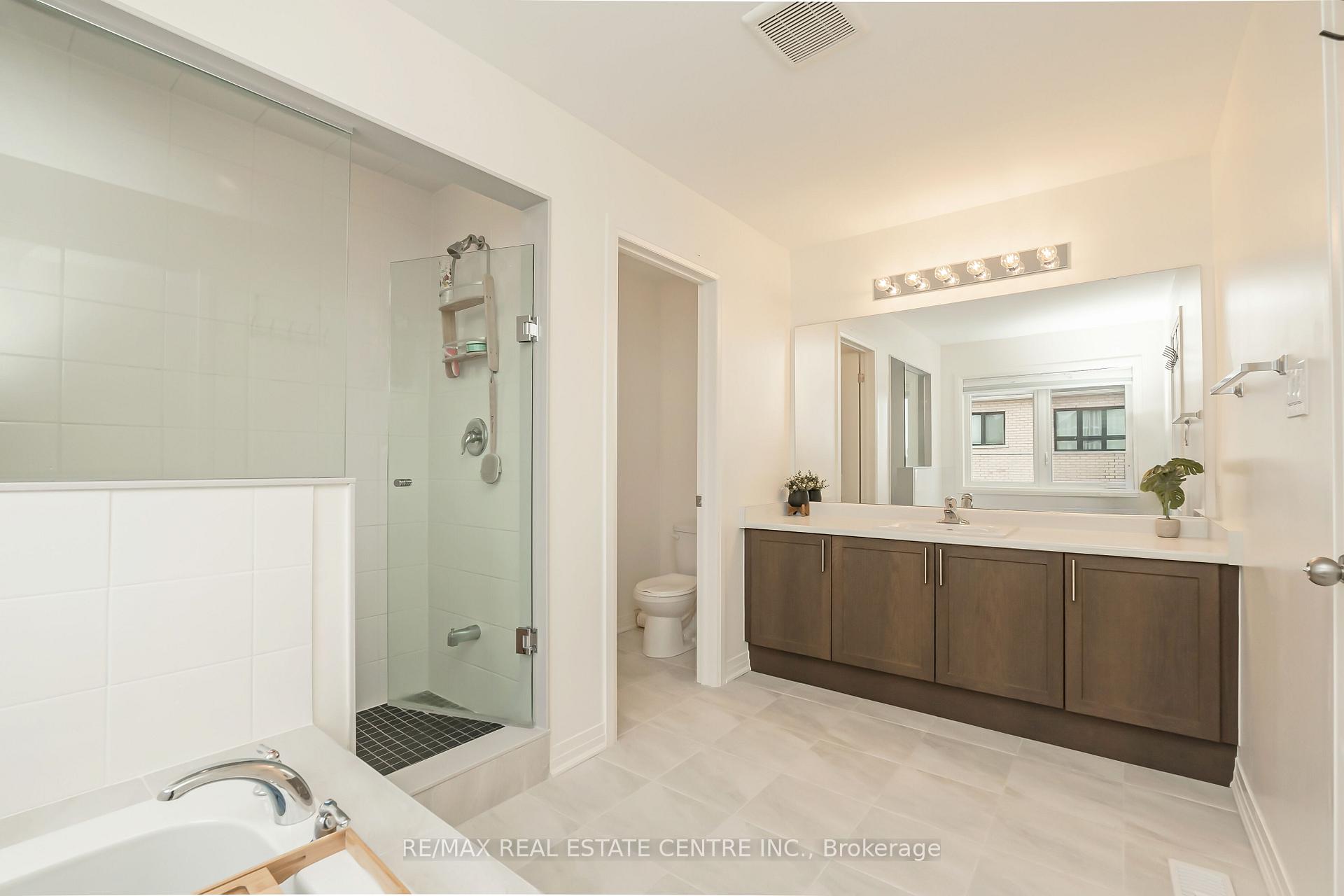 Photo 20 of 47 Caspian Square, Clarington, Bowmanville — HOMEH
