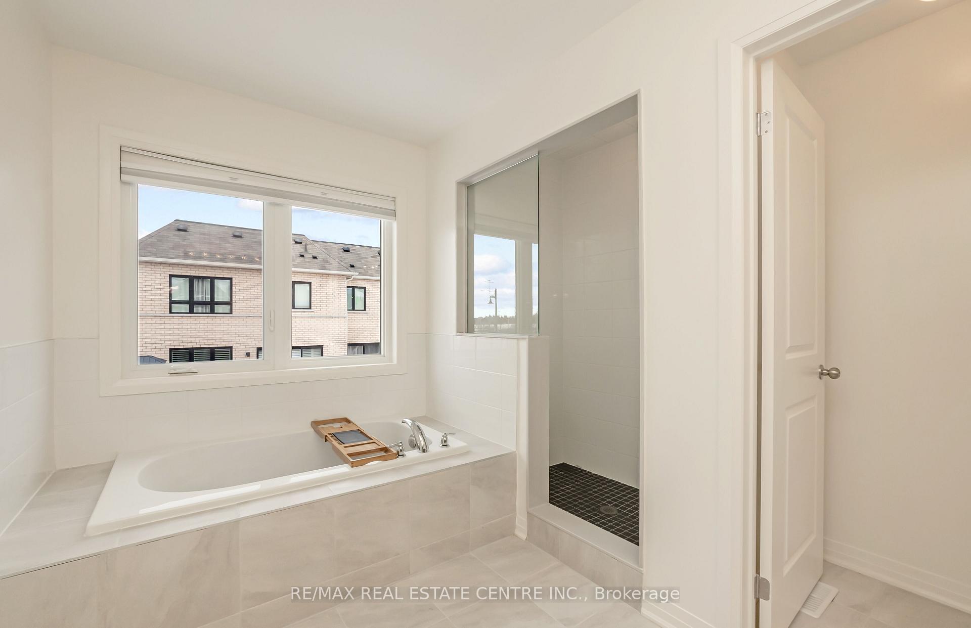 Photo 23 of 47 Caspian Square, Clarington, Bowmanville — HOMEH