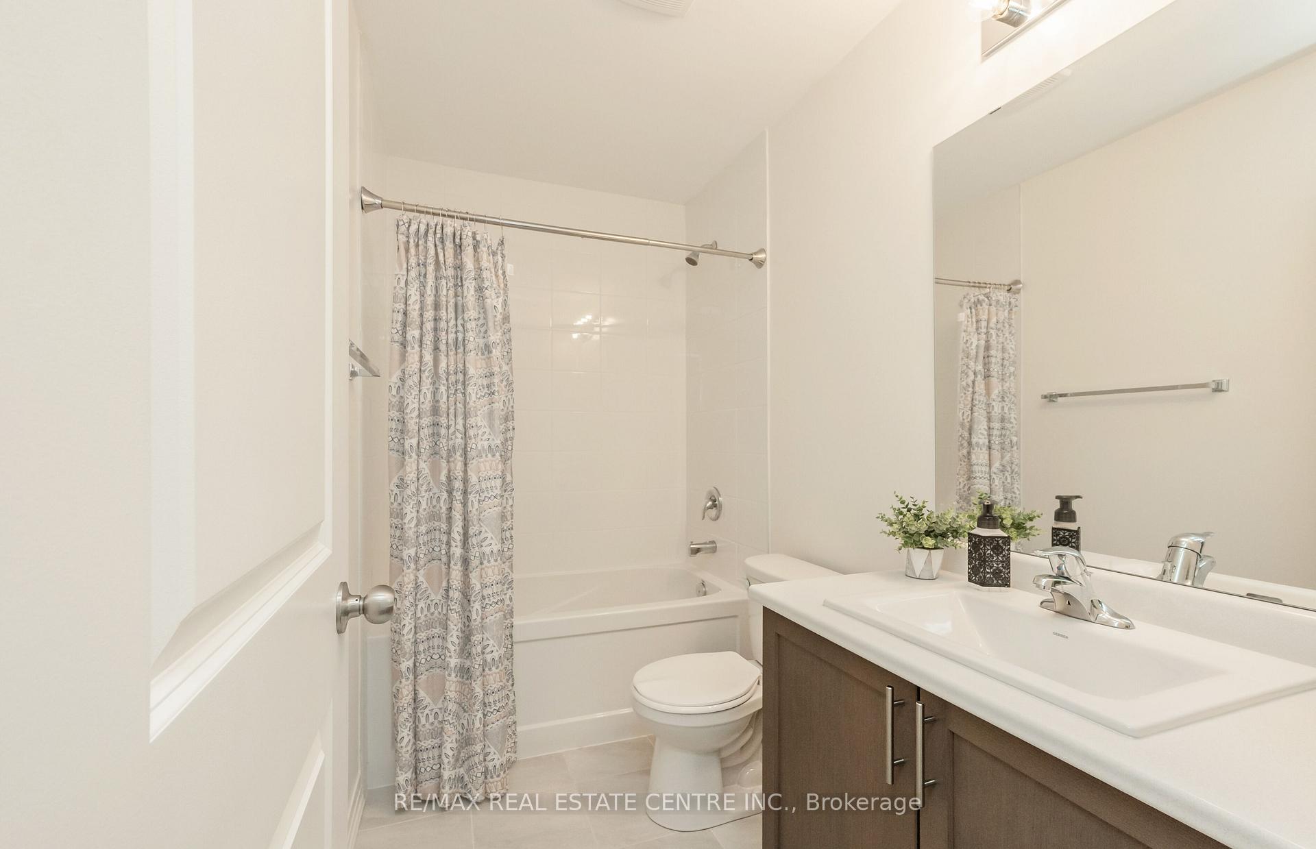 Photo 34 of 47 Caspian Square, Clarington, Bowmanville — HOMEH