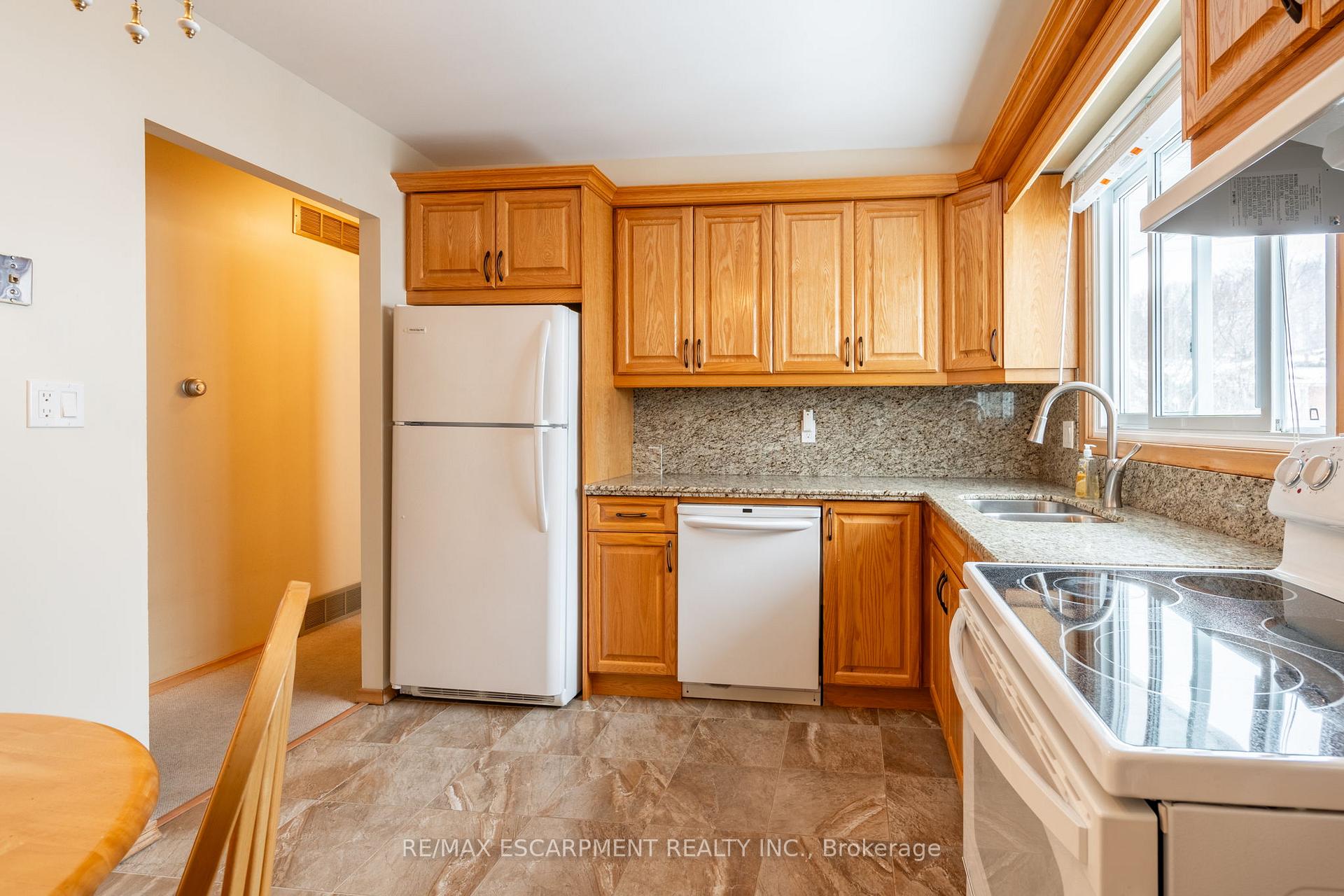 Photo 10 of 44 Capilano Drive, Hamilton, Vincent — HOMEH