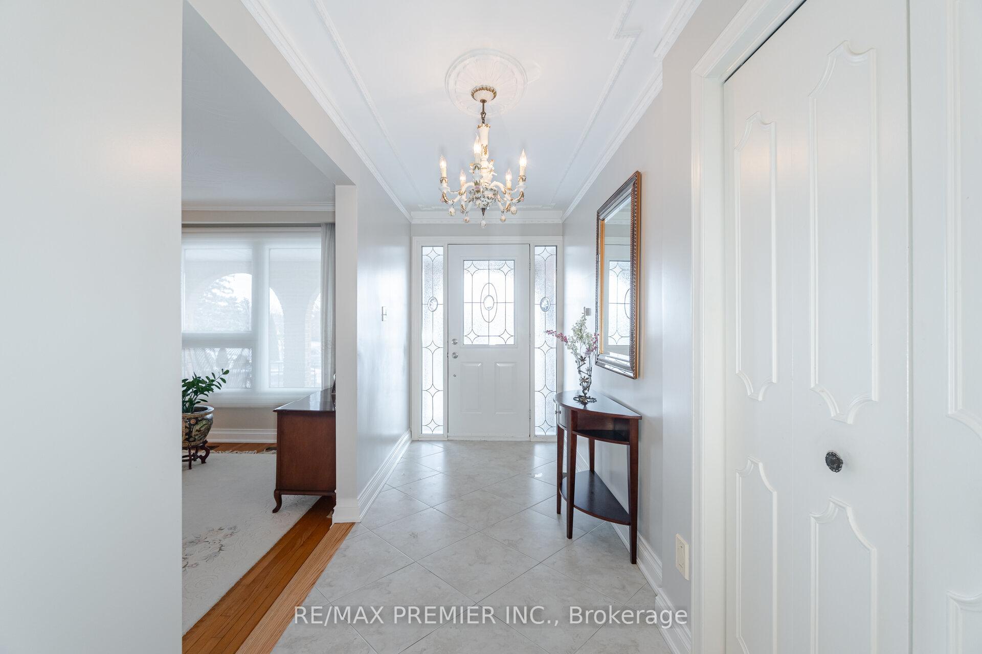Photo 2 of 68 Lewis Drive, Vaughan, West Woodbridge — HOMEH