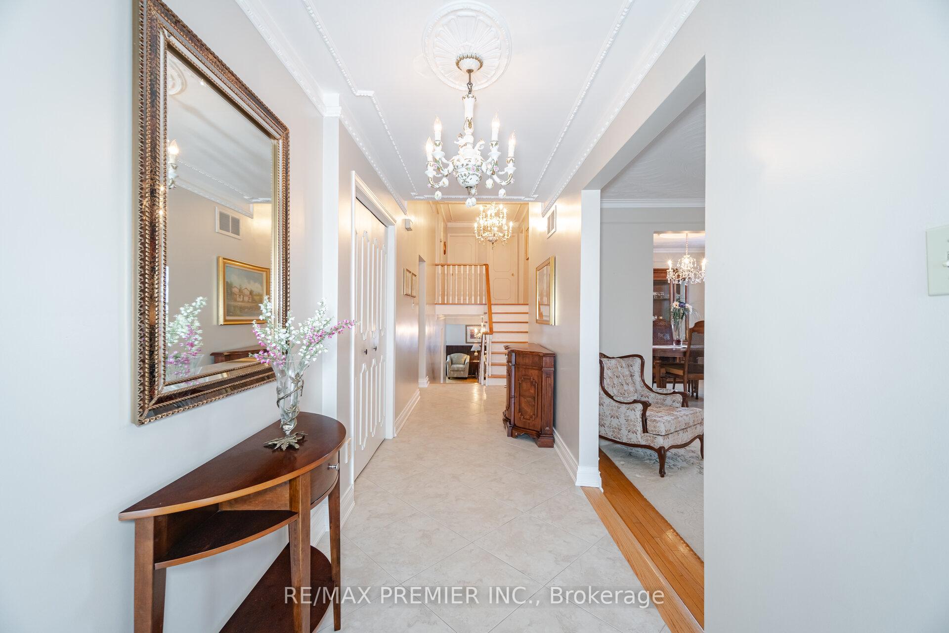 Photo 5 of 68 Lewis Drive, Vaughan, West Woodbridge — HOMEH