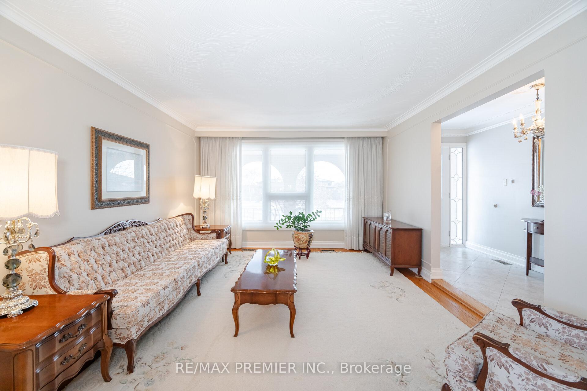 Photo 3 of 68 Lewis Drive, Vaughan, West Woodbridge — HOMEH