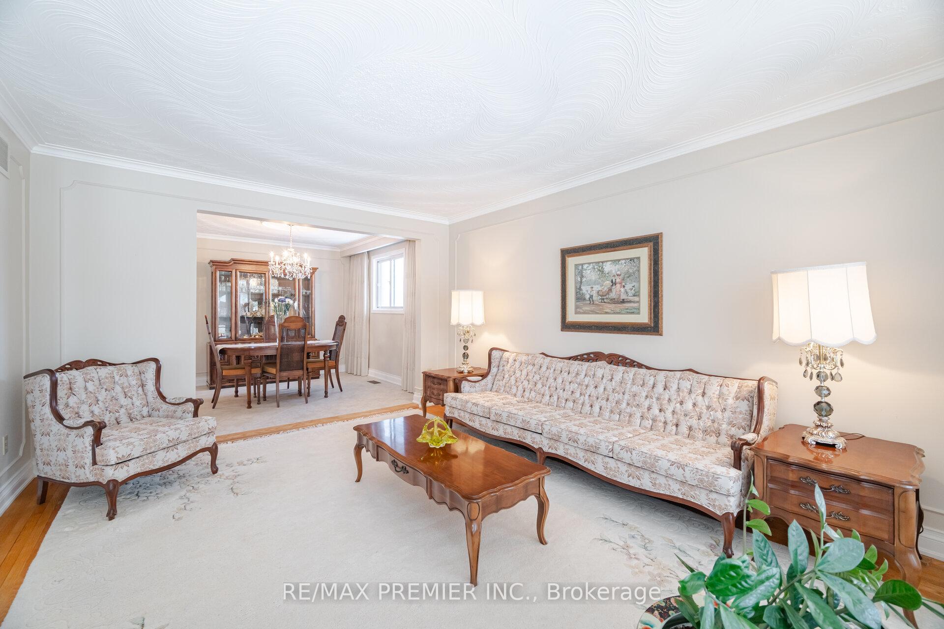 Photo 8 of 68 Lewis Drive, Vaughan, West Woodbridge — HOMEH