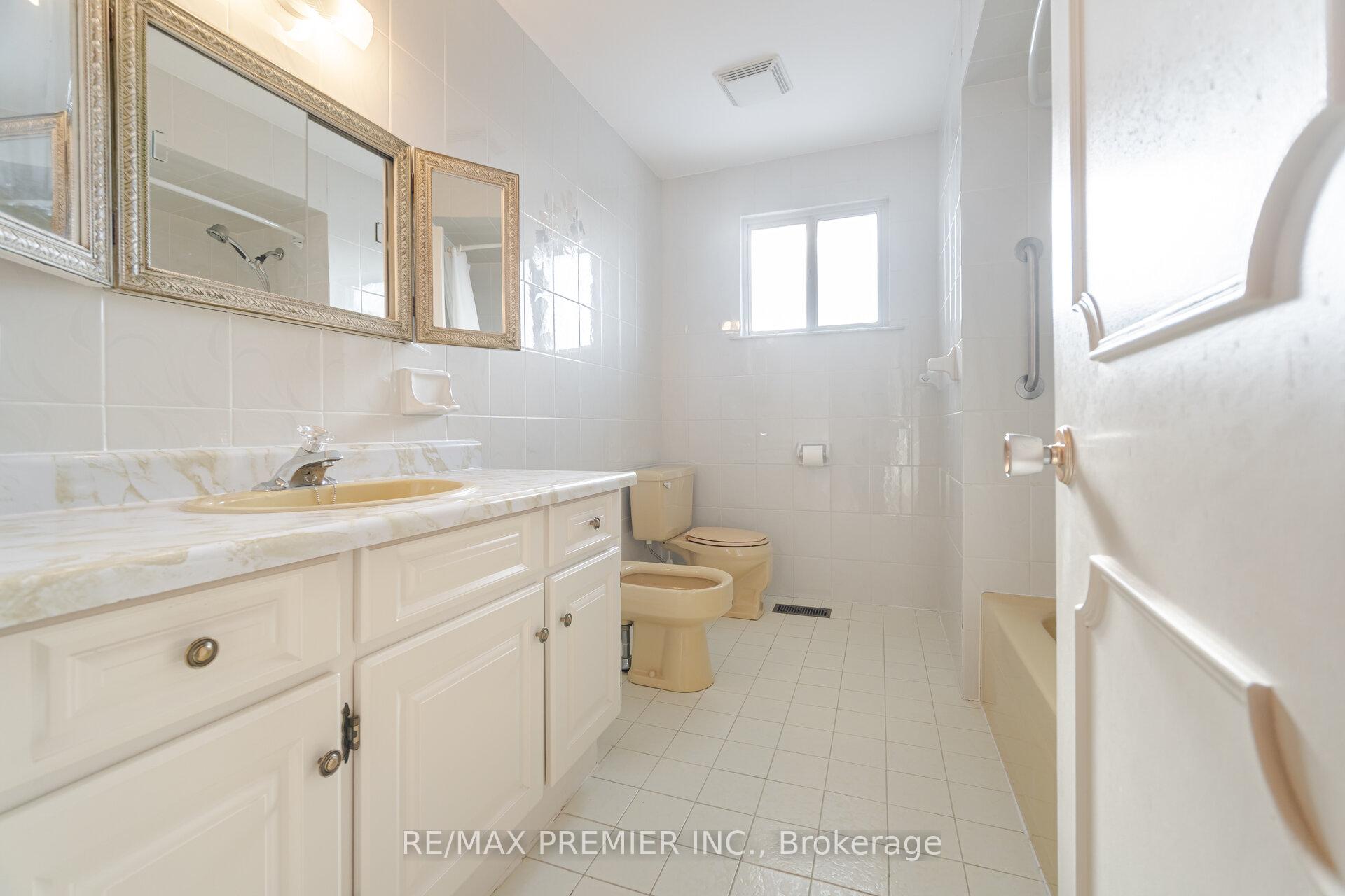 Photo 24 of 68 Lewis Drive, Vaughan, West Woodbridge — HOMEH