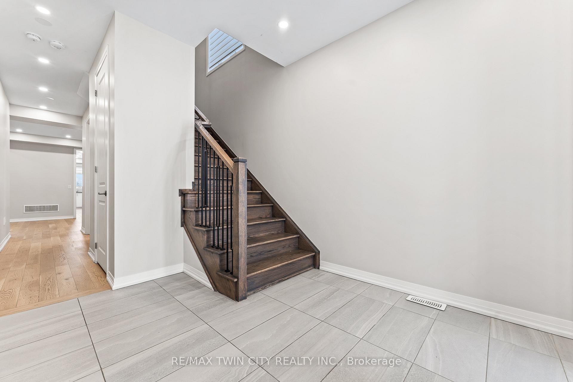 Photo 11 of 75 Crossmore Crescent, Cambridge — HOMEH