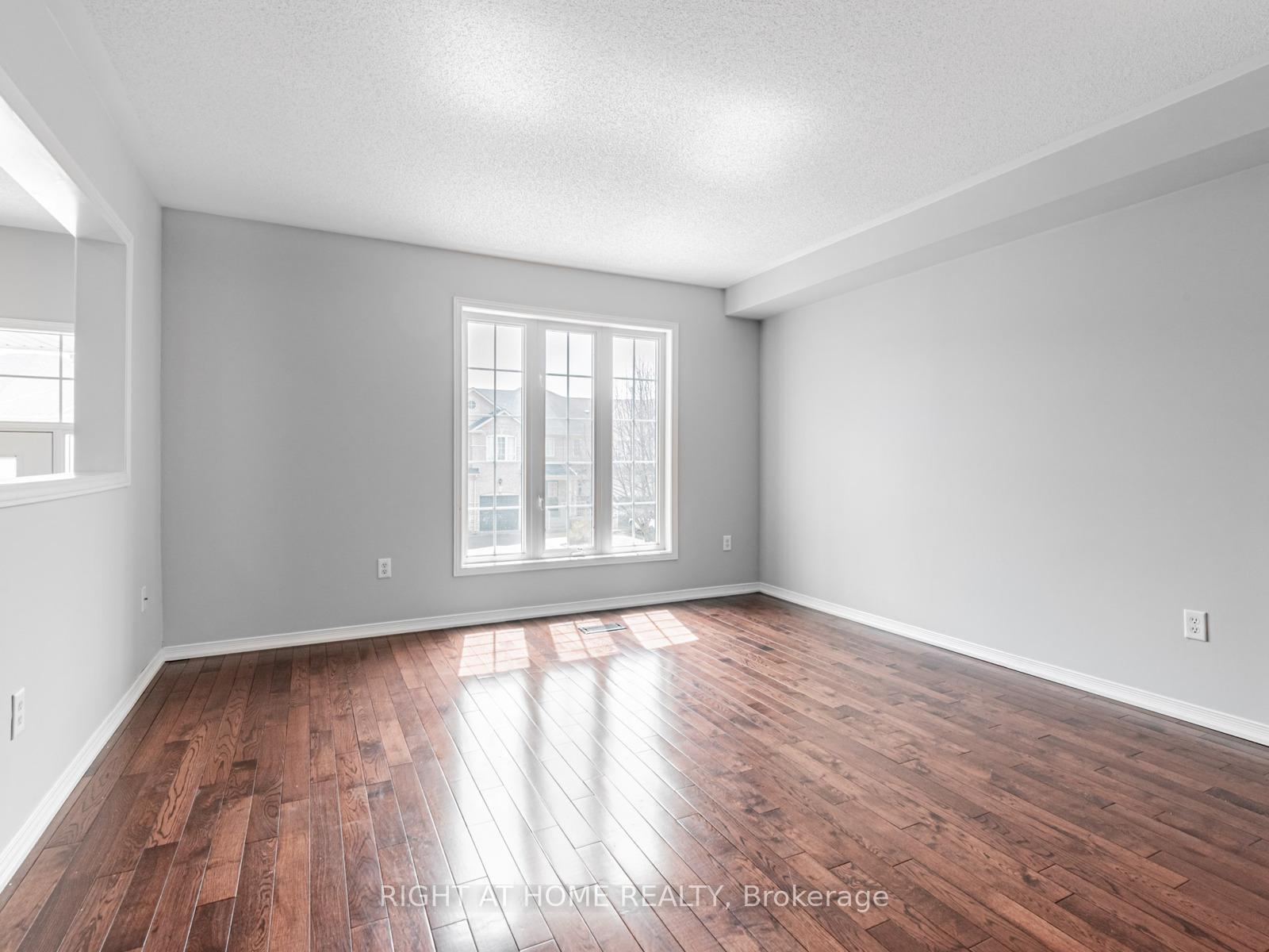 Photo 4 of 44 Martell Gate, Aurora, Bayview Northeast — HOMEH