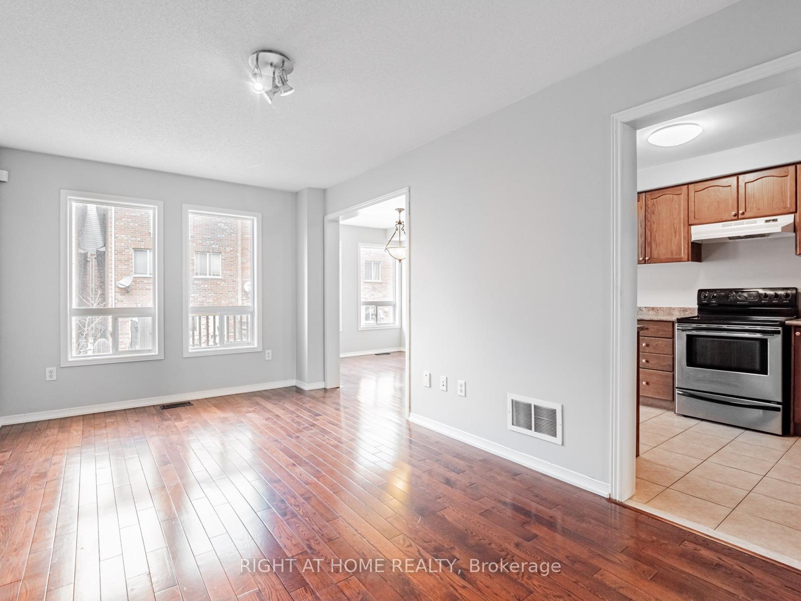 Photo 8 of 44 Martell Gate, Aurora, Bayview Northeast — HOMEH