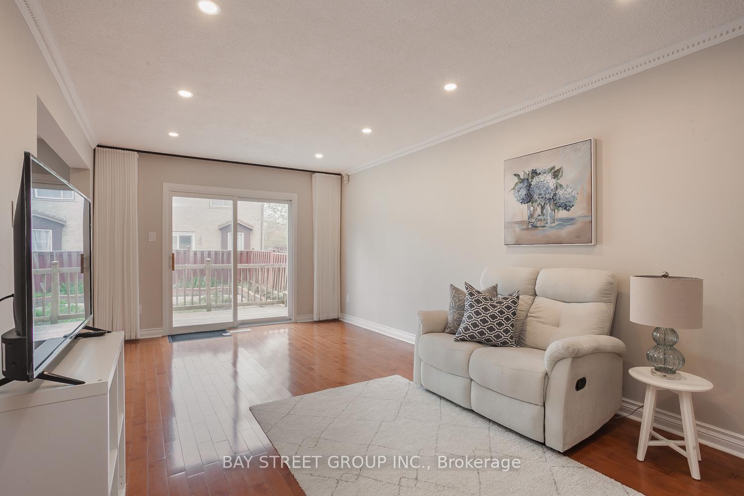Photo 2 of 3 Upton Crescent, Markham, Milliken Mills West — HOMEH