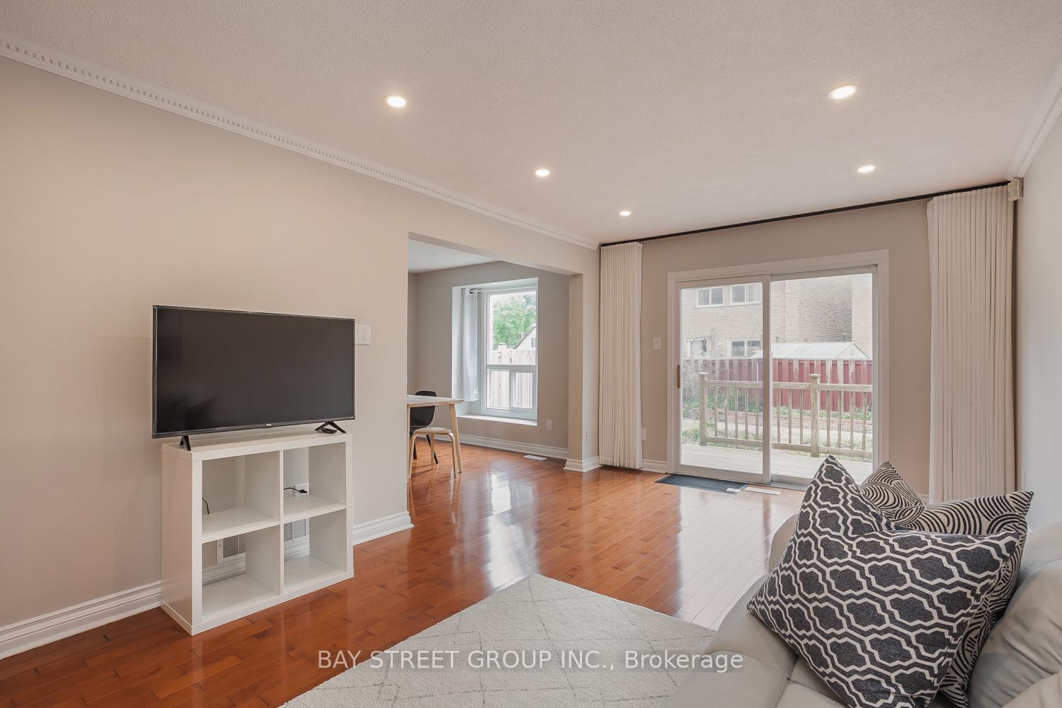 Photo 3 of 3 Upton Crescent, Markham, Milliken Mills West — HOMEH