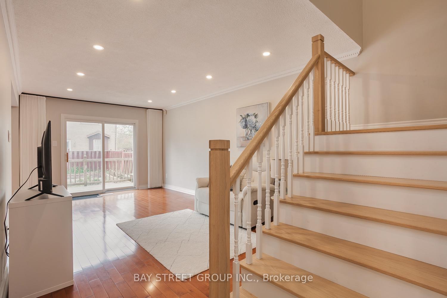 Photo 4 of 3 Upton Crescent, Markham, Milliken Mills West — HOMEH
