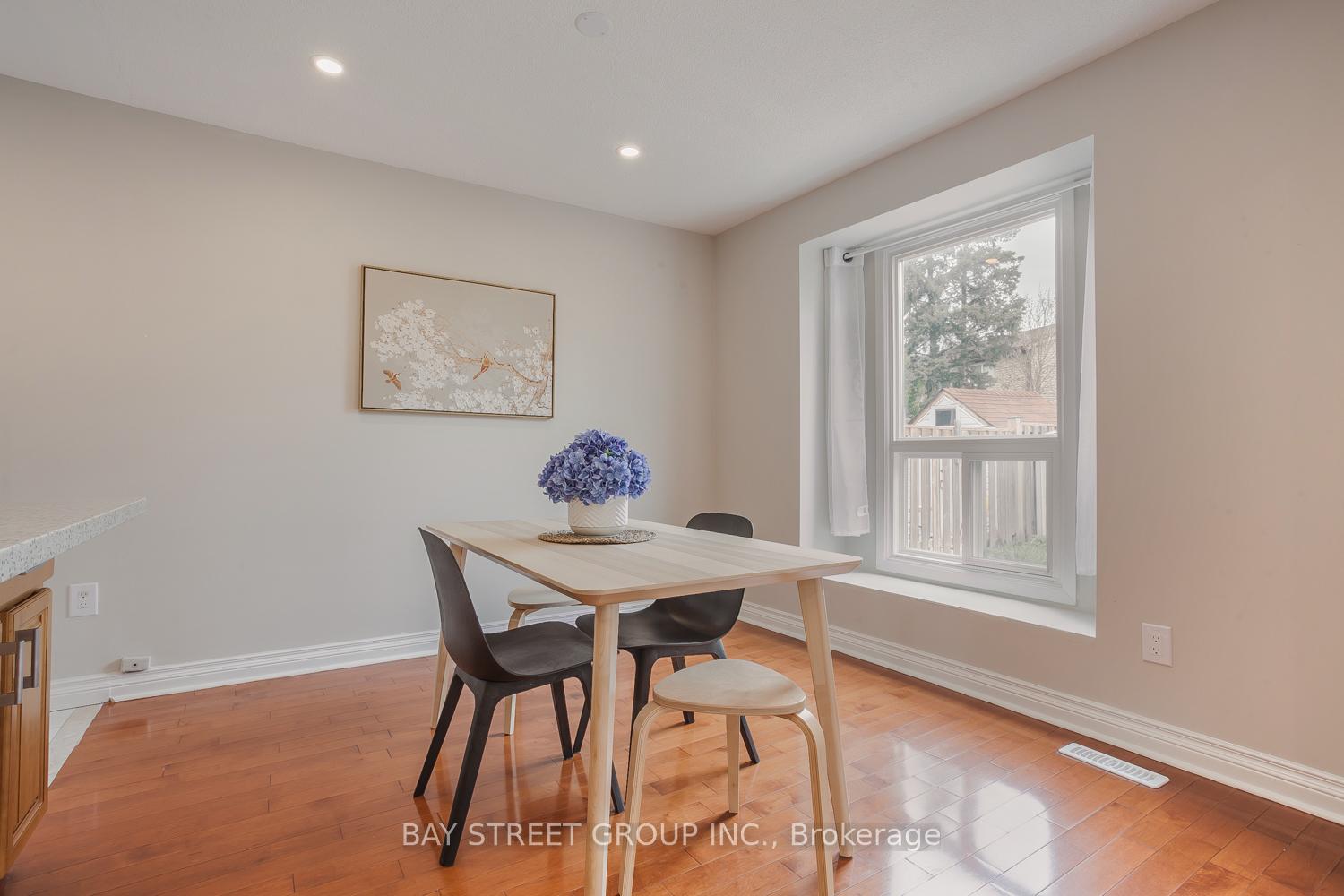 Photo 5 of 3 Upton Crescent, Markham, Milliken Mills West — HOMEH