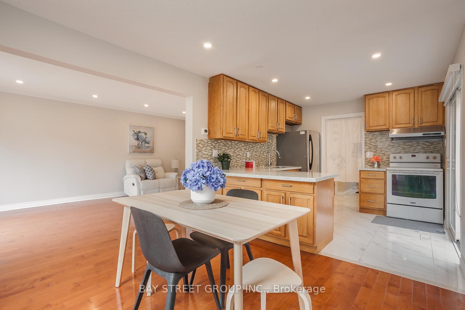 Photo 10 of 3 Upton Crescent, Markham, Milliken Mills West — HOMEH