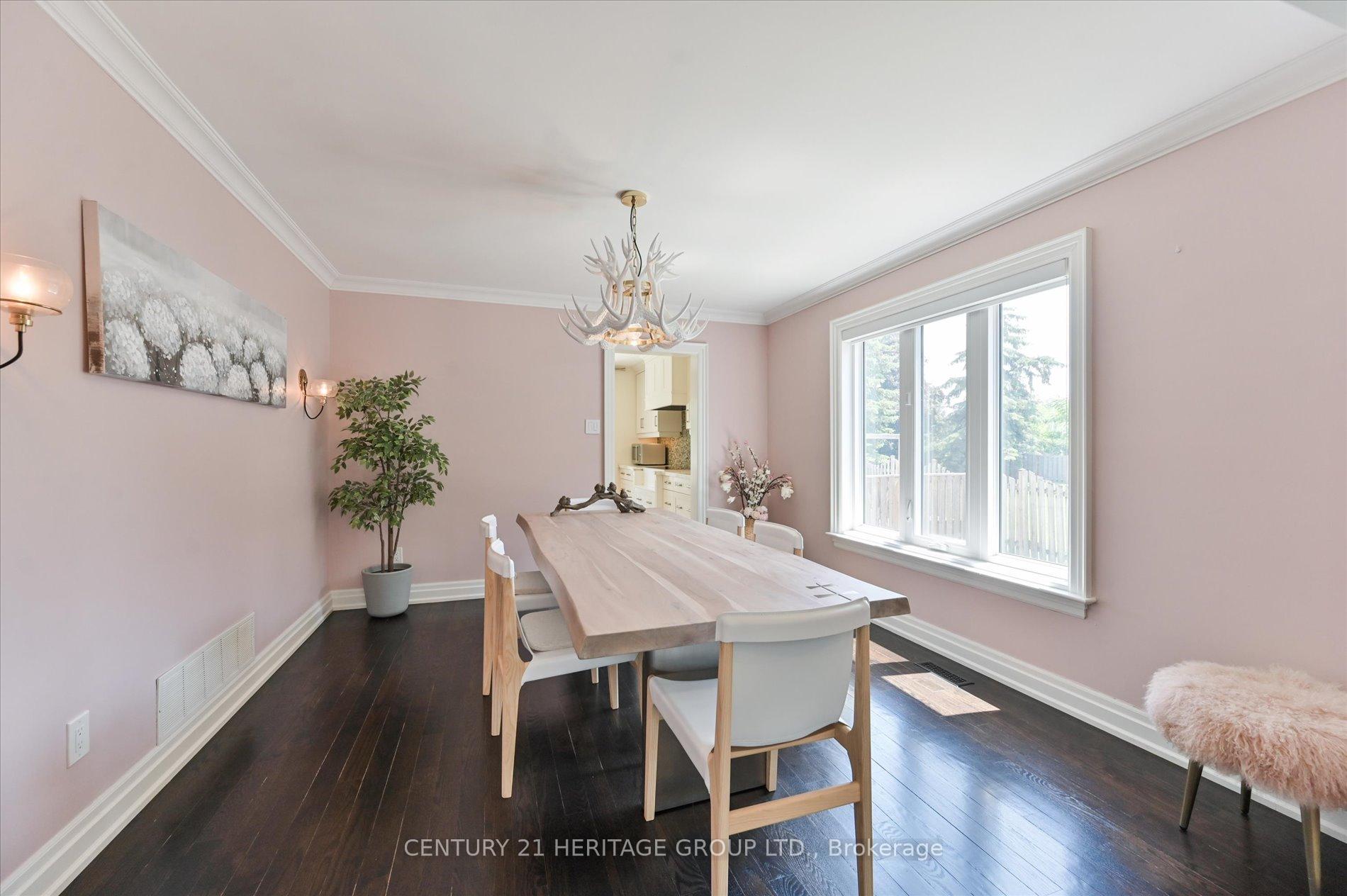 Photo 7 of 47 Berkeley Court, Markham, Unionville — HOMEH