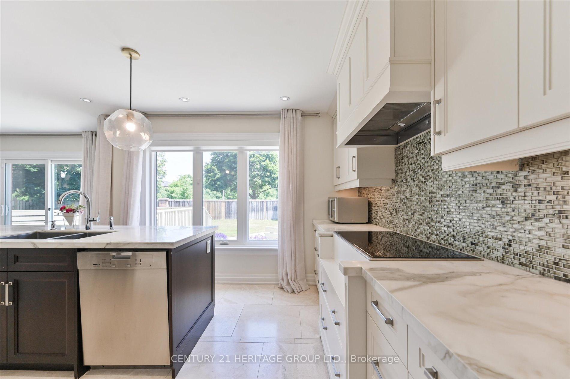 Photo 9 of 47 Berkeley Court, Markham, Unionville — HOMEH