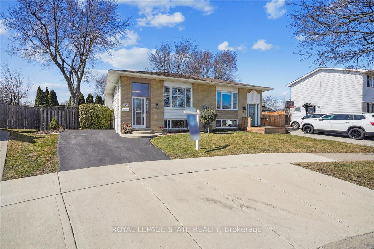 Photo 4 of 43 Yorkdale Crescent, Hamilton, Stoney Creek Mountain — HOMEH
