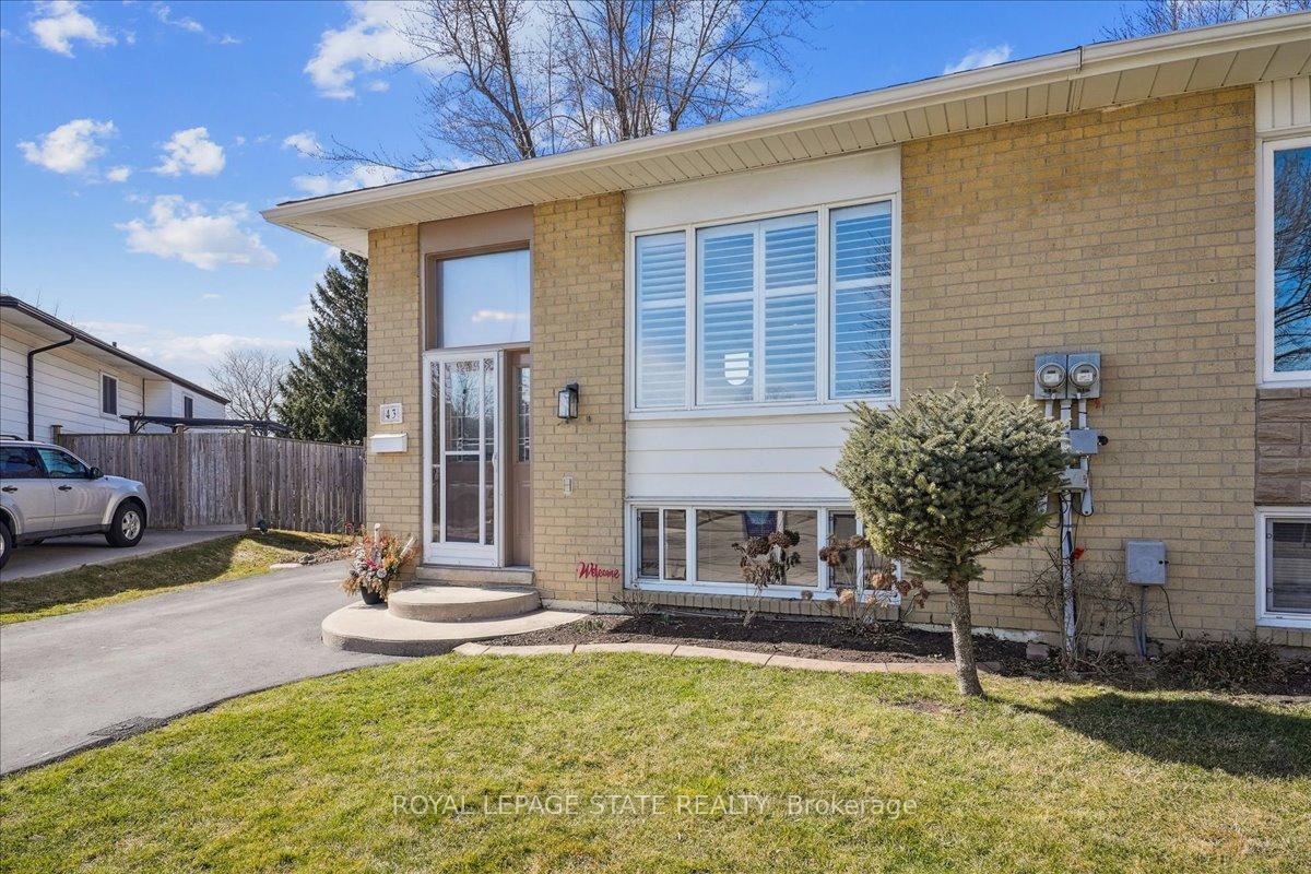 Photo 3 of 43 Yorkdale Crescent, Hamilton, Stoney Creek Mountain — HOMEH