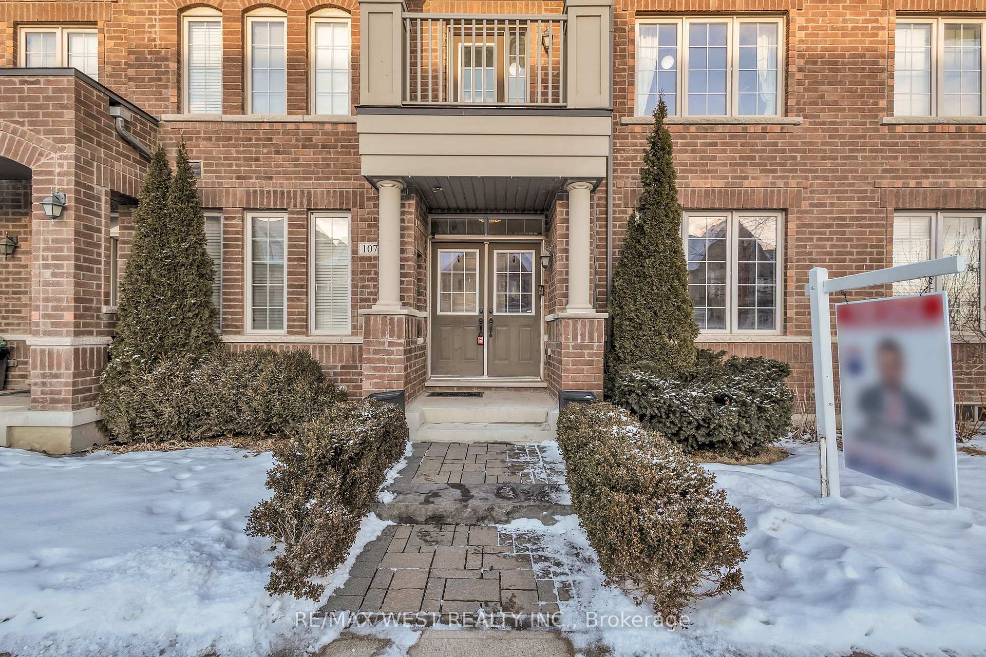 Photo 3 of 107 Barons Street E, Vaughan, Kleinburg — HOMEH