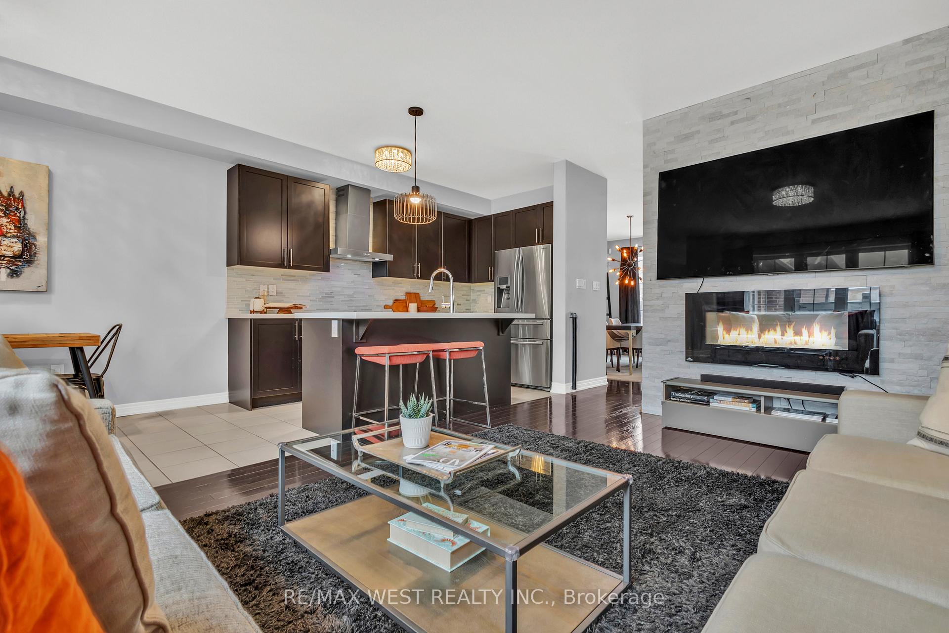 Photo 10 of 107 Barons Street E, Vaughan, Kleinburg — HOMEH