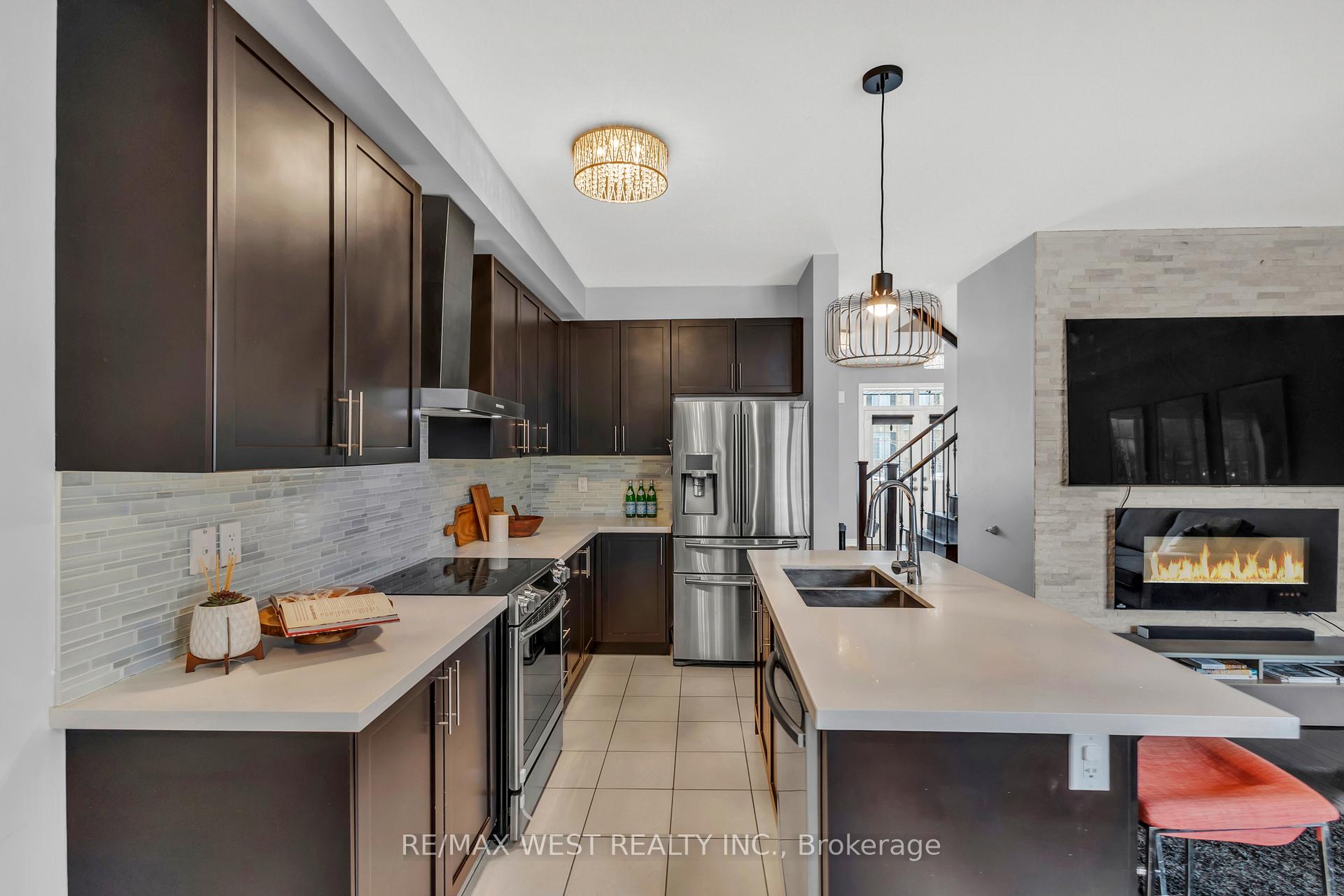 Photo 13 of 107 Barons Street E, Vaughan, Kleinburg — HOMEH