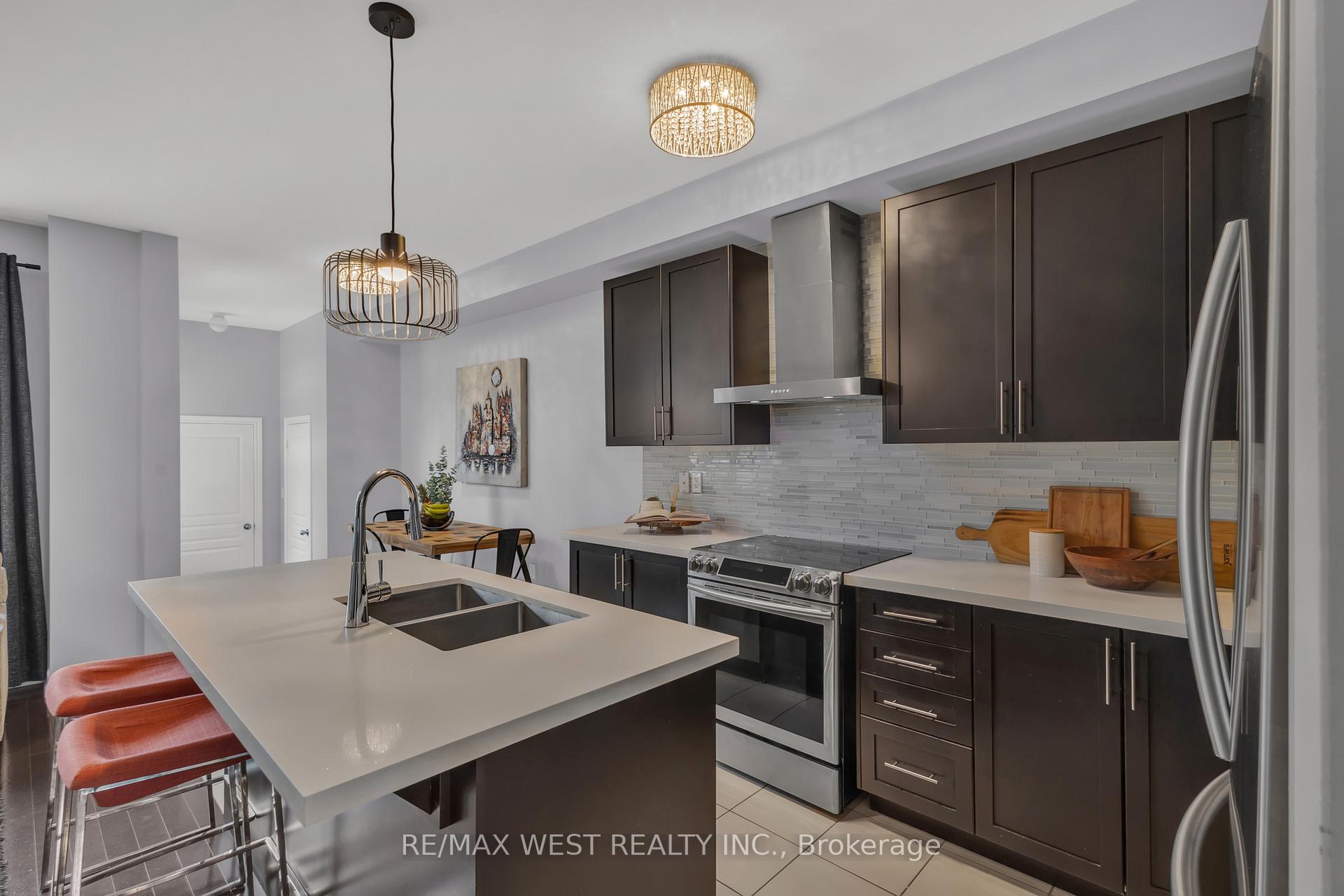 Photo 17 of 107 Barons Street E, Vaughan, Kleinburg — HOMEH