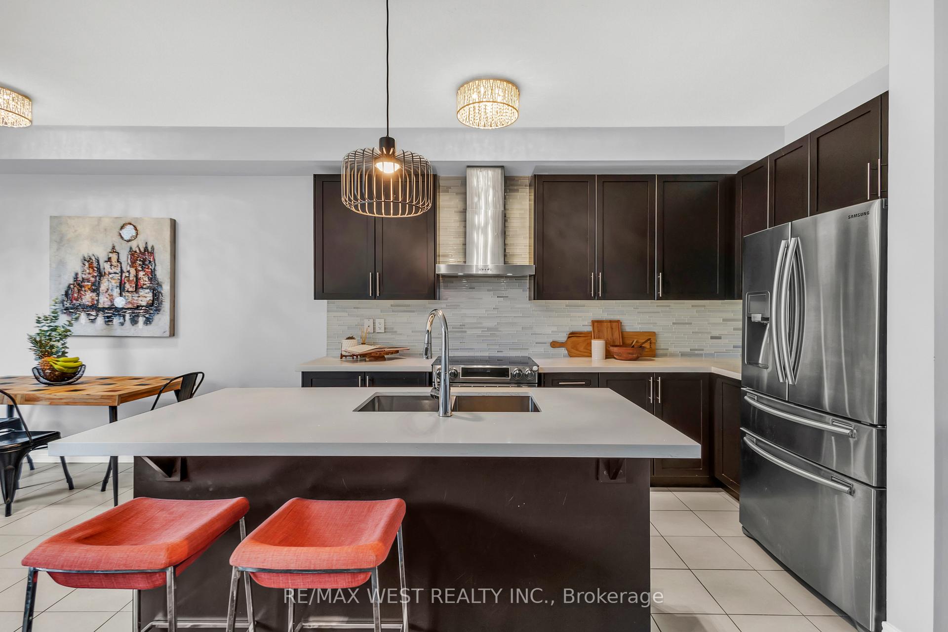 Photo 12 of 107 Barons Street E, Vaughan, Kleinburg — HOMEH