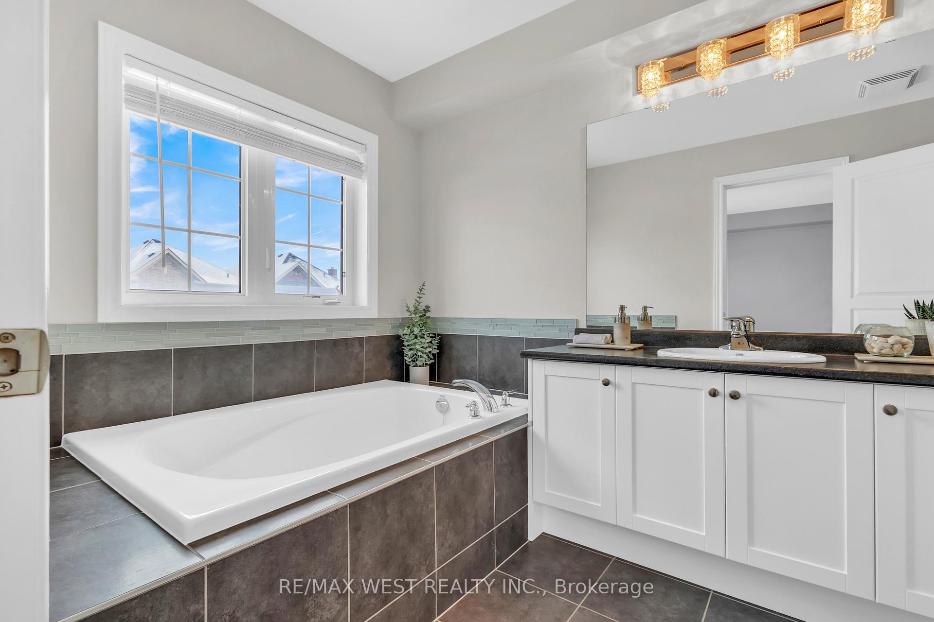 Photo 23 of 107 Barons Street E, Vaughan, Kleinburg — HOMEH
