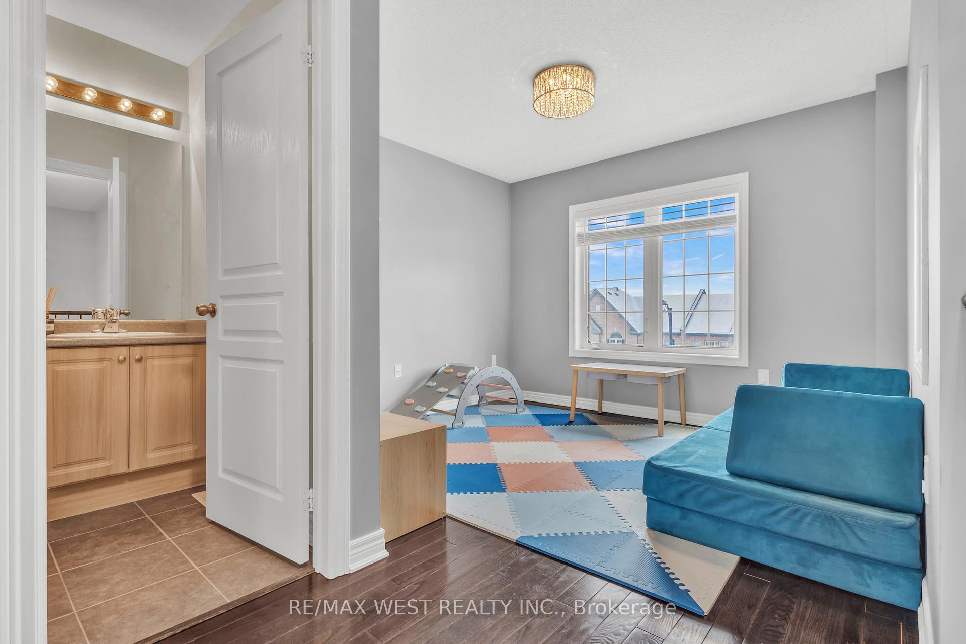 Photo 32 of 107 Barons Street E, Vaughan, Kleinburg — HOMEH