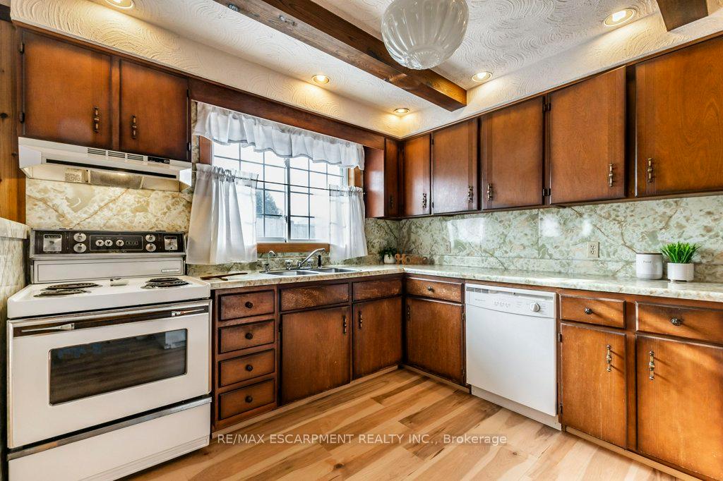 Photo 12 of 130 Queen Victoria Drive, Hamilton, Quinndale — HOMEH