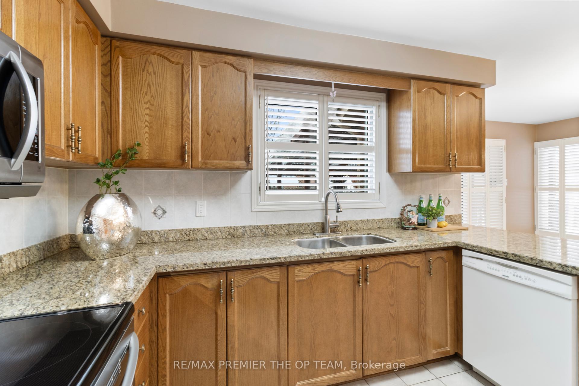 Photo 4 of 531 Forest Drive, Vaughan, West Woodbridge — HOMEH