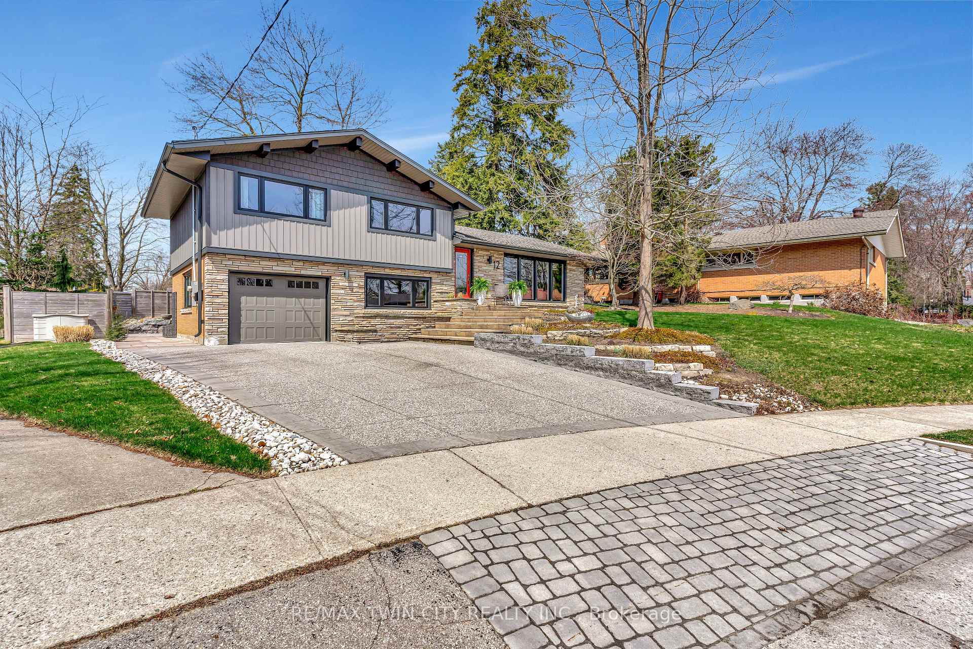 Photo 15 of 12 Farmbrook Place, Kitchener — HOMEH