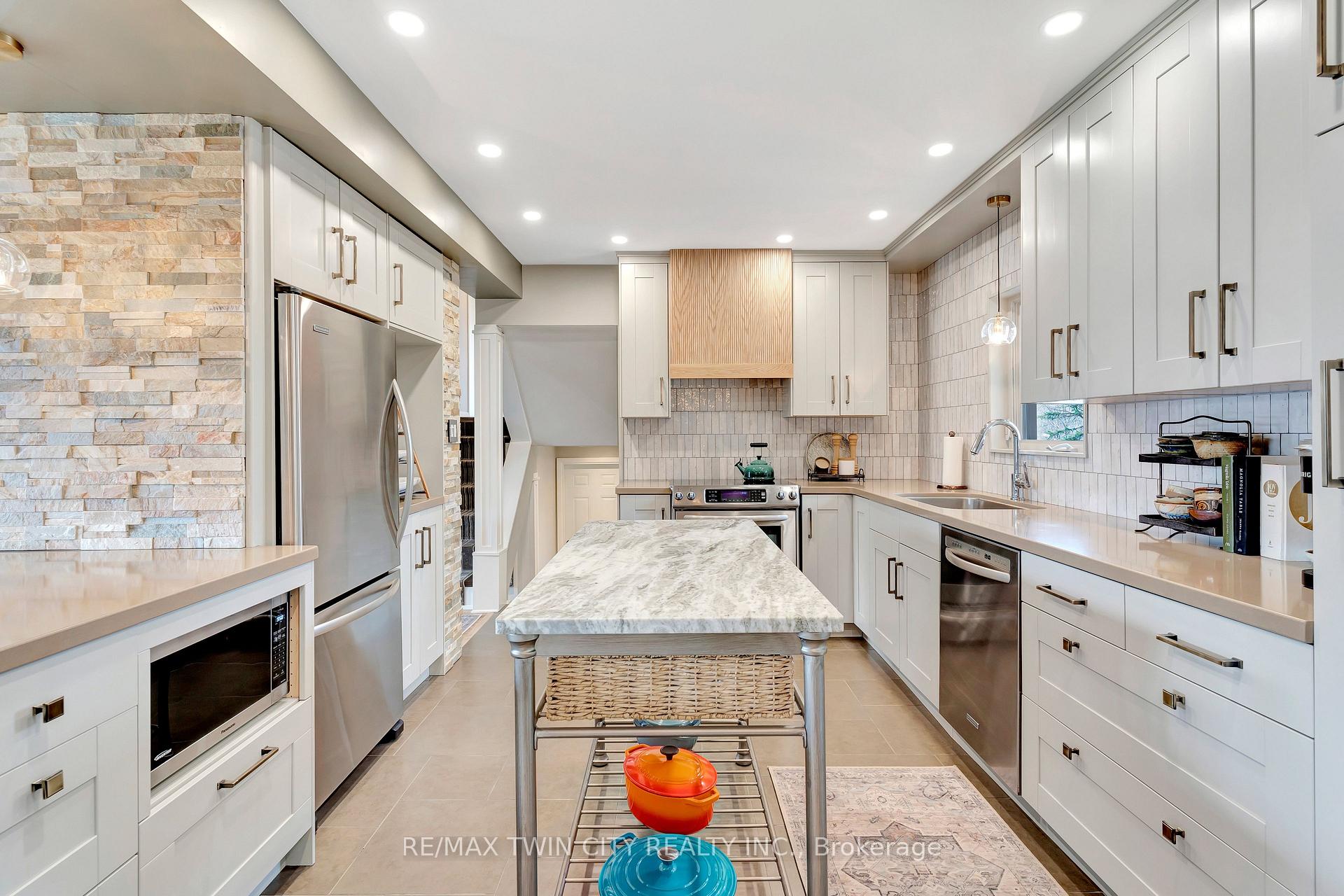 Photo 7 of 12 Farmbrook Place, Kitchener — HOMEH
