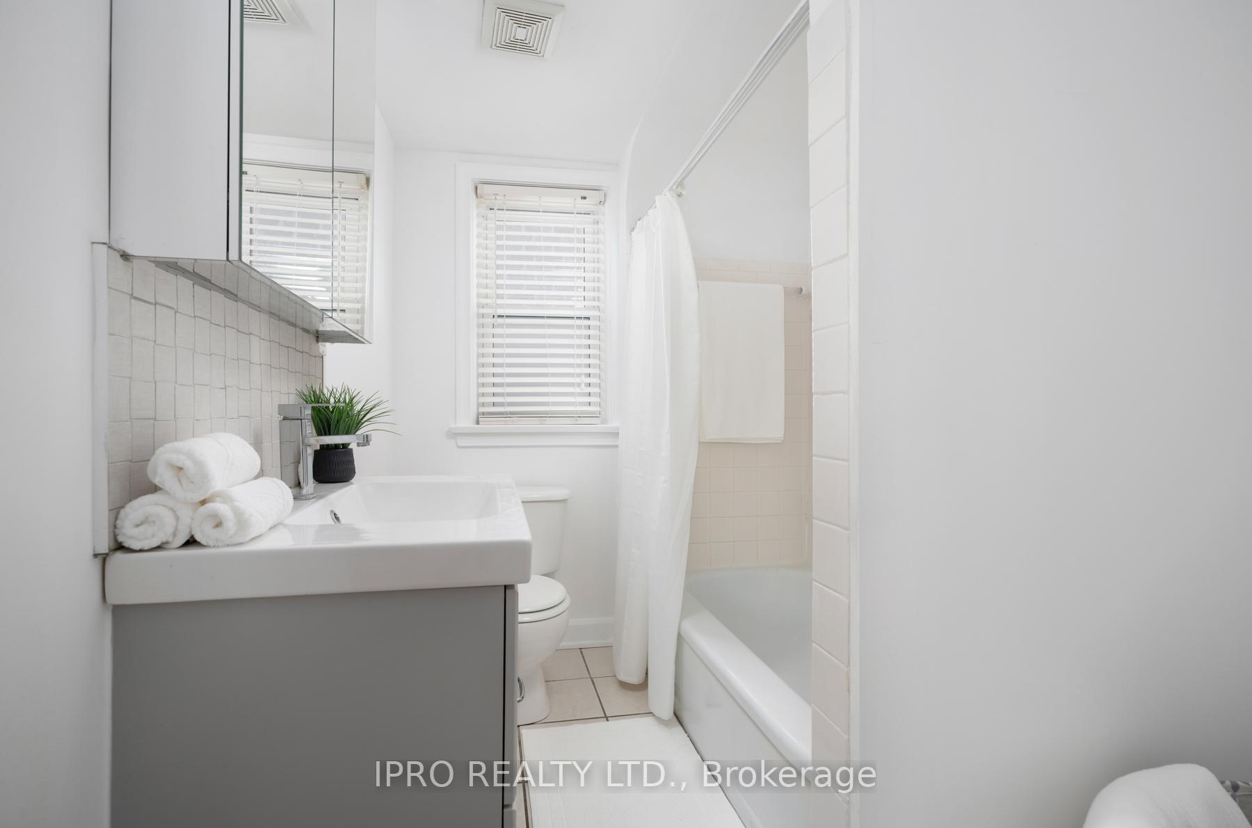 Photo 16 of 37 Holland Avenue, Toronto, O'Connor-Parkview — HOMEH