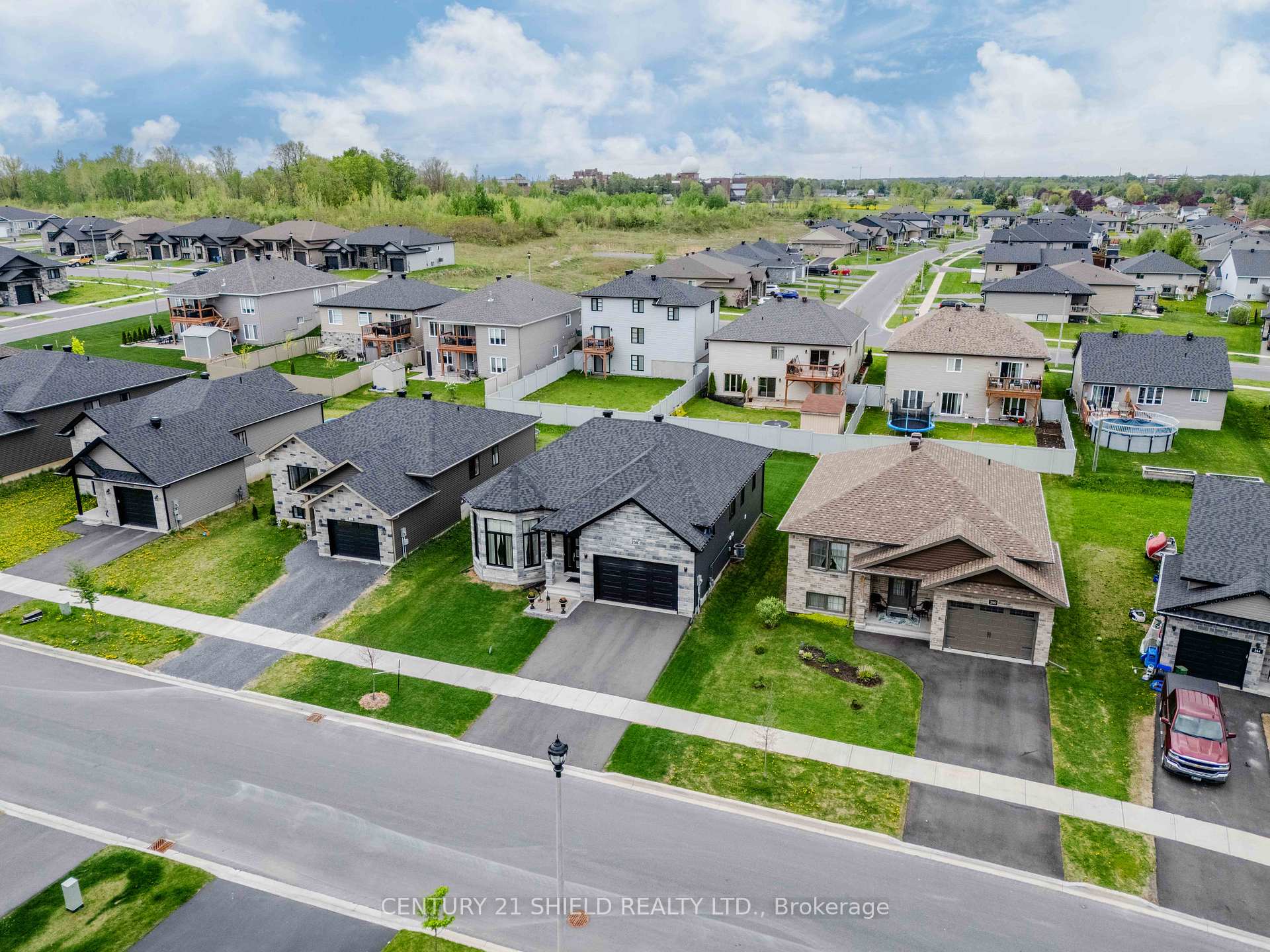 Photo 3 of 256 Gillis Avenue, Cornwall — HOMEH