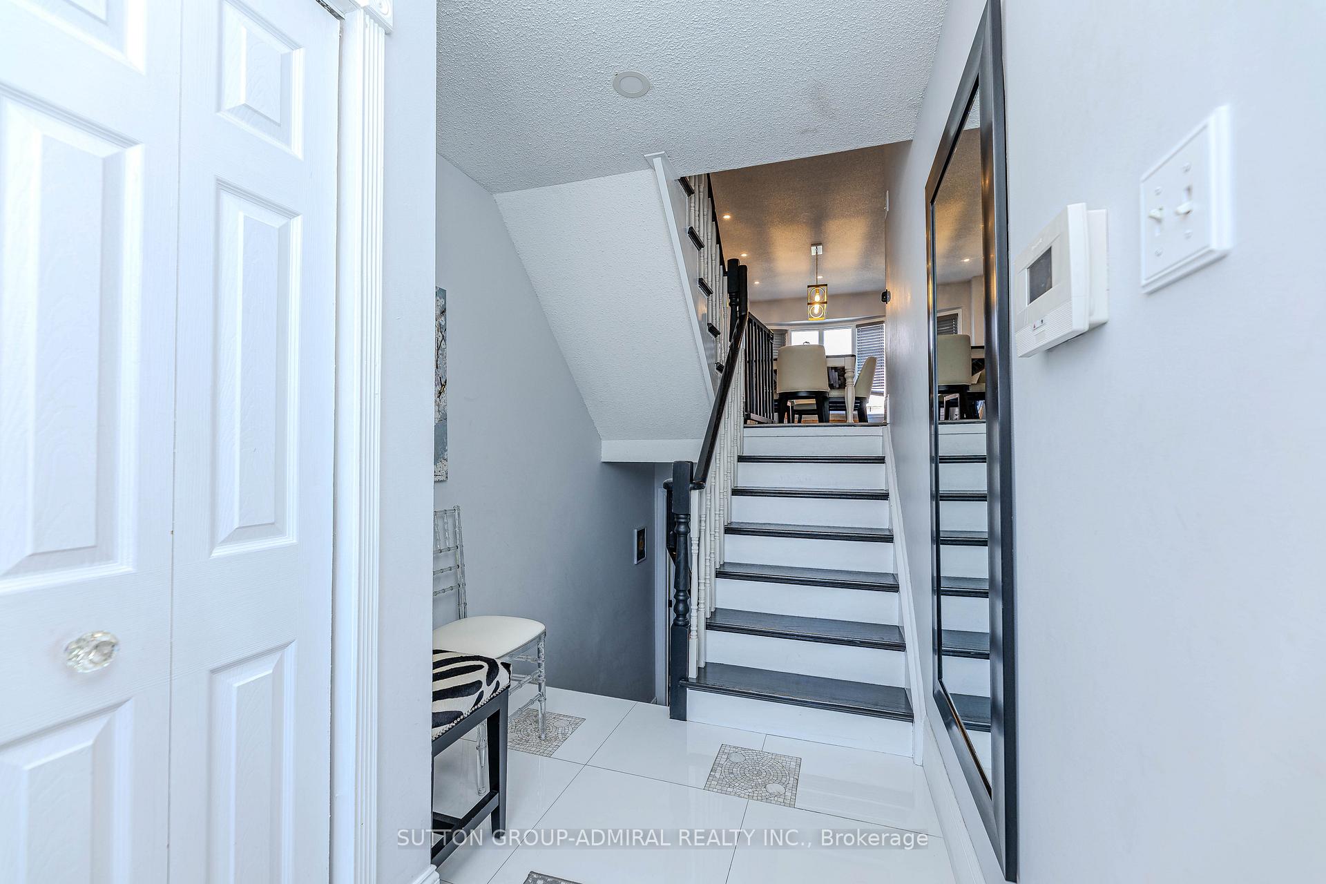 Photo 4 of 199 Kelso Crescent, Vaughan, Maple — HOMEH