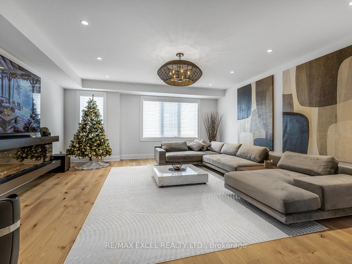 Photo 3 of 230 Rustle Woods Avenue, Markham, Cornell — HOMEH