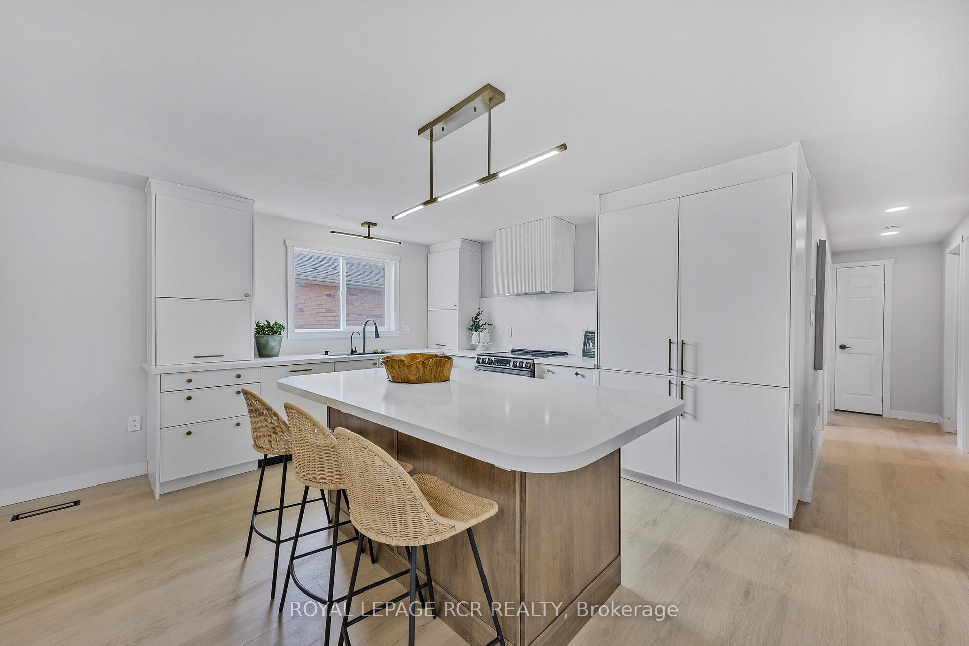 Photo 4 of 161 Wessenger Drive, Barrie, Holly — HOMEH