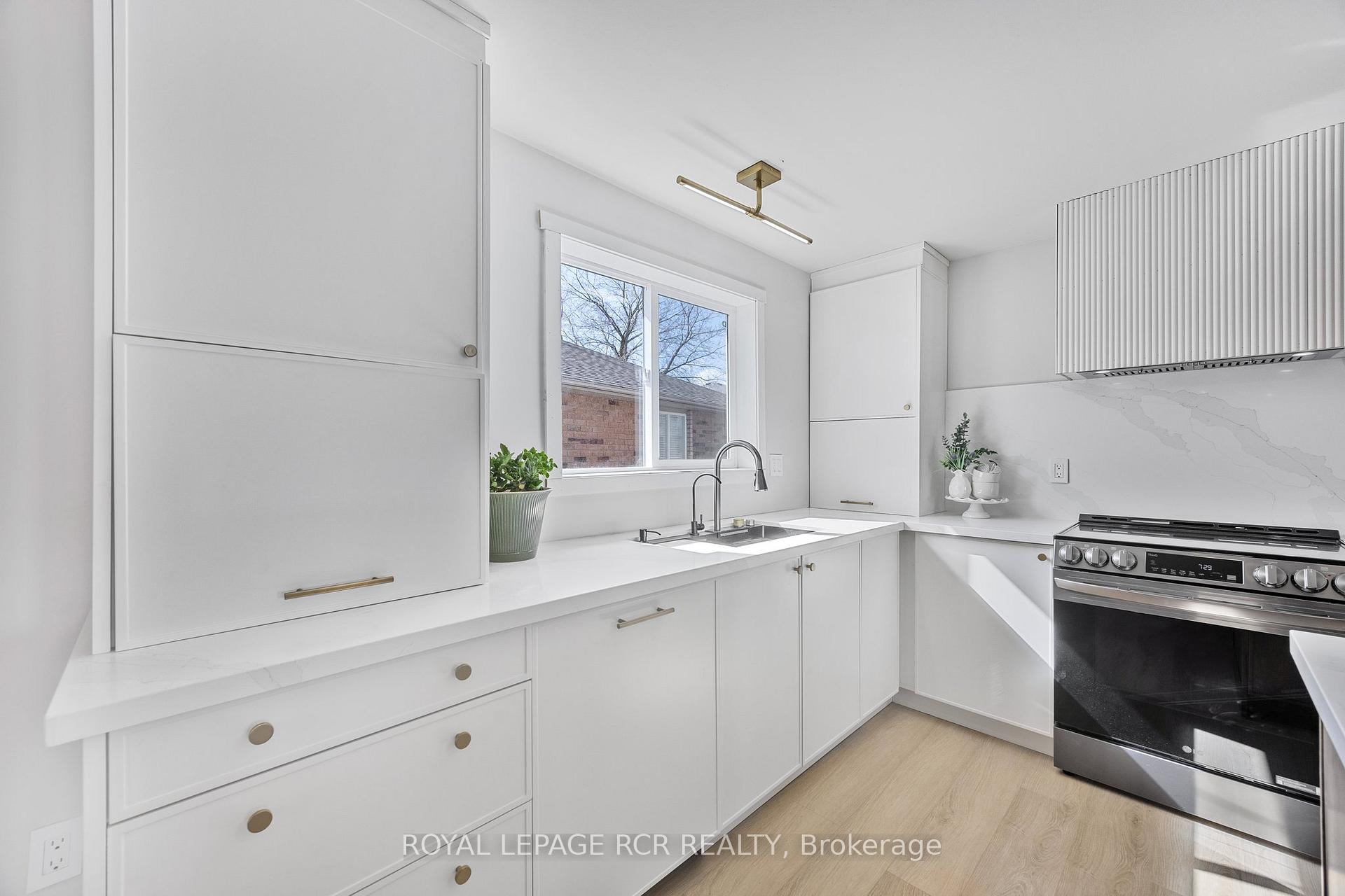 Photo 10 of 161 Wessenger Drive, Barrie, Holly — HOMEH
