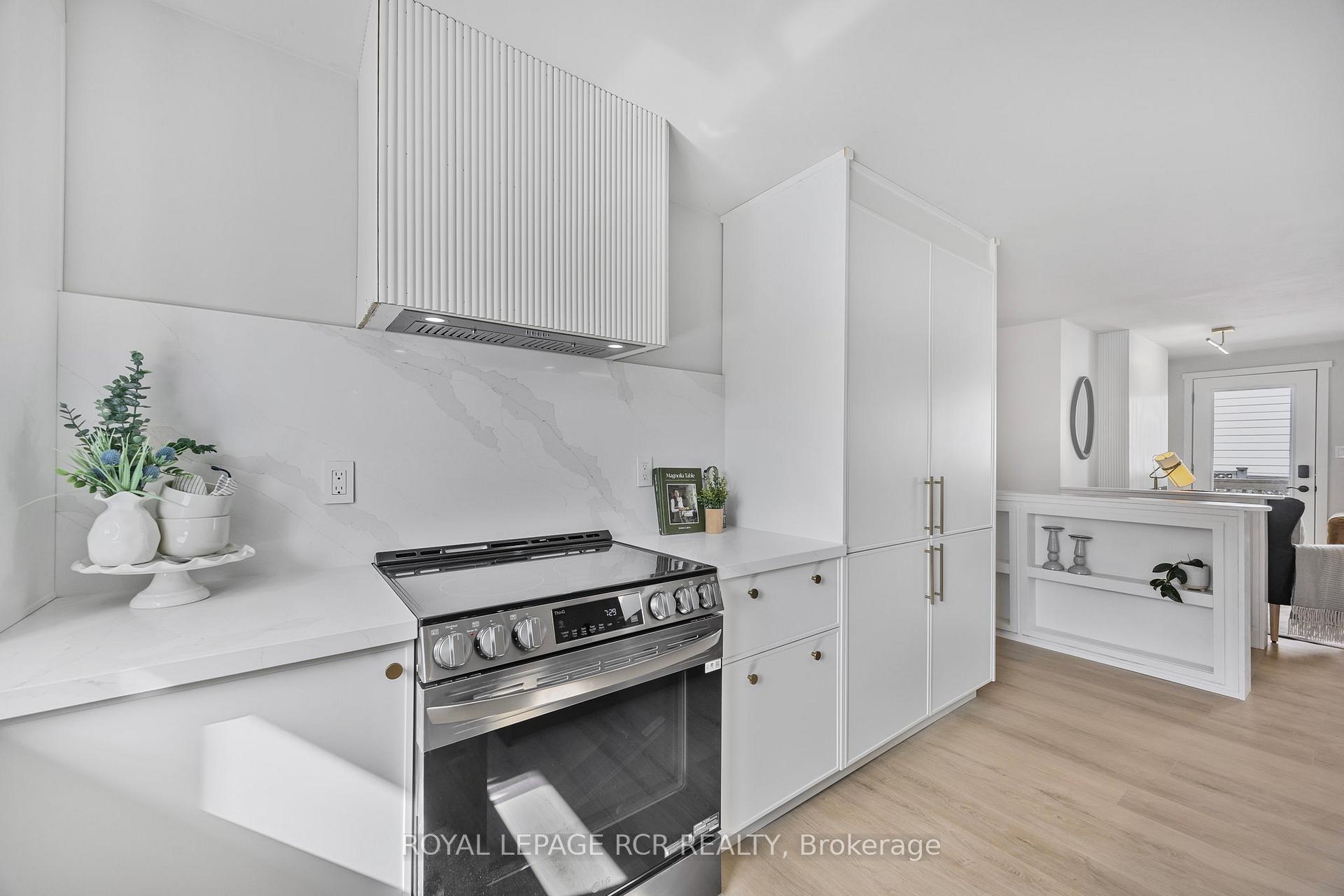 Photo 12 of 161 Wessenger Drive, Barrie, Holly — HOMEH