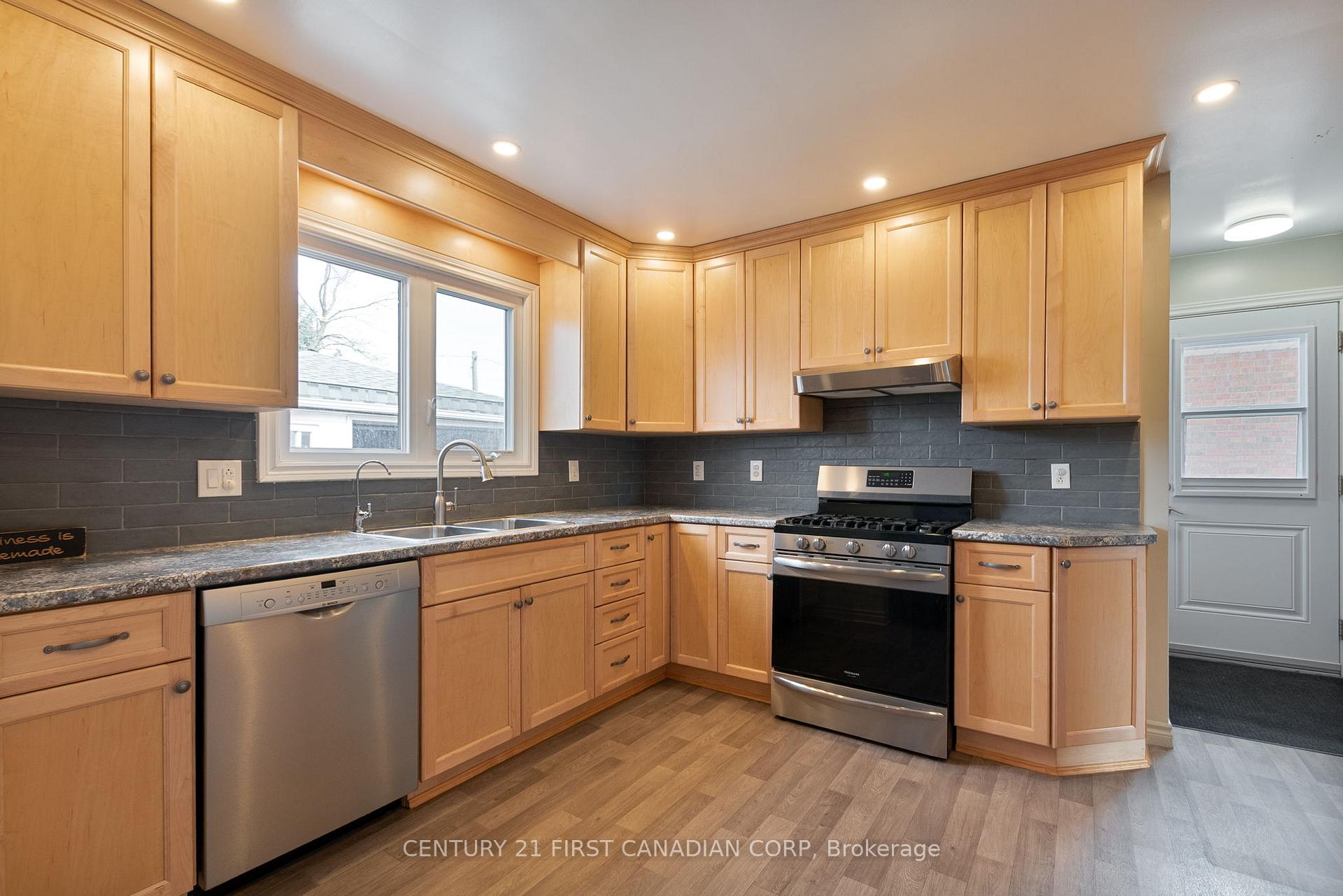 Photo 3 of 23 Rosemount Crescent, St. Thomas — HOMEH