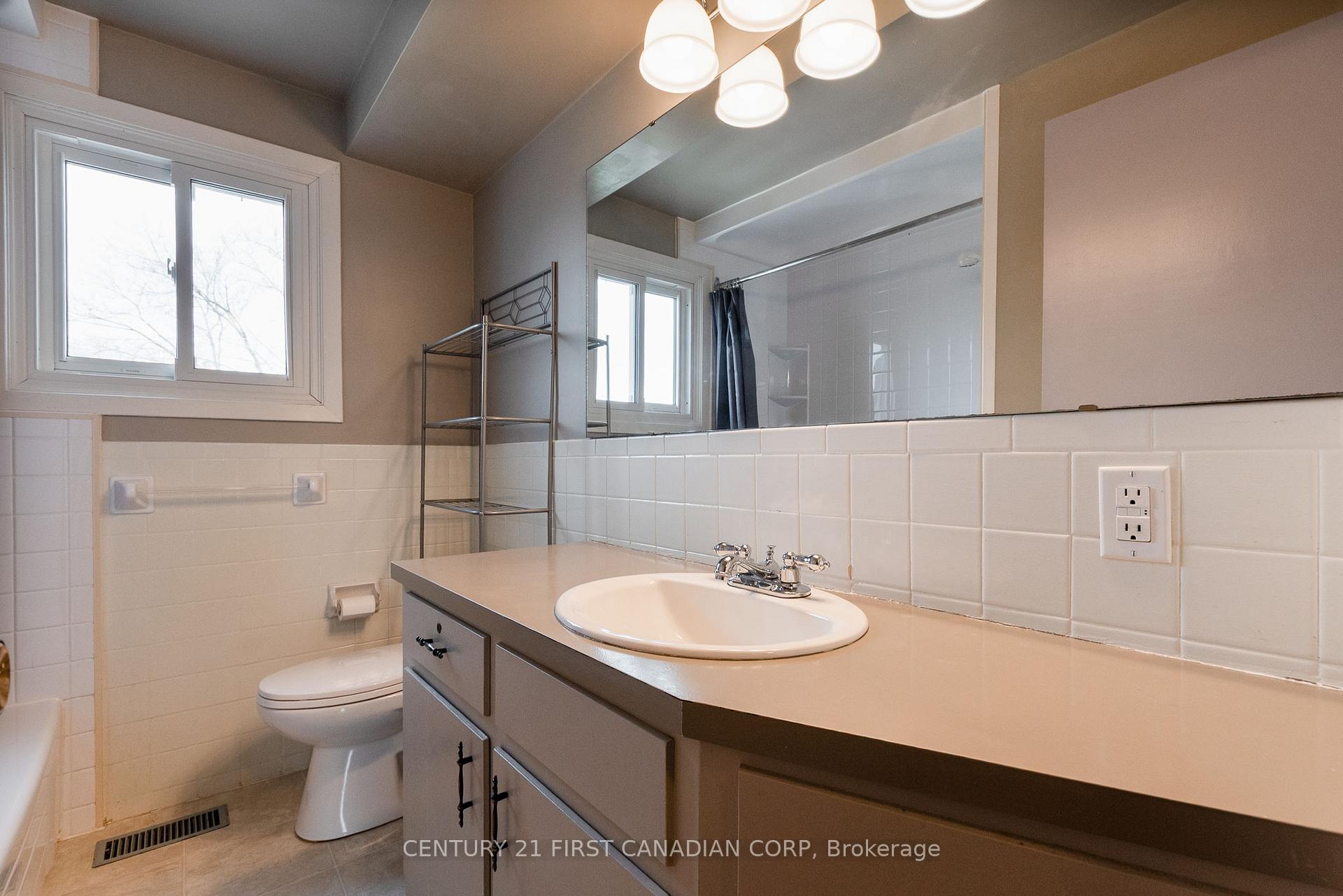 Photo 12 of 23 Rosemount Crescent, St. Thomas — HOMEH