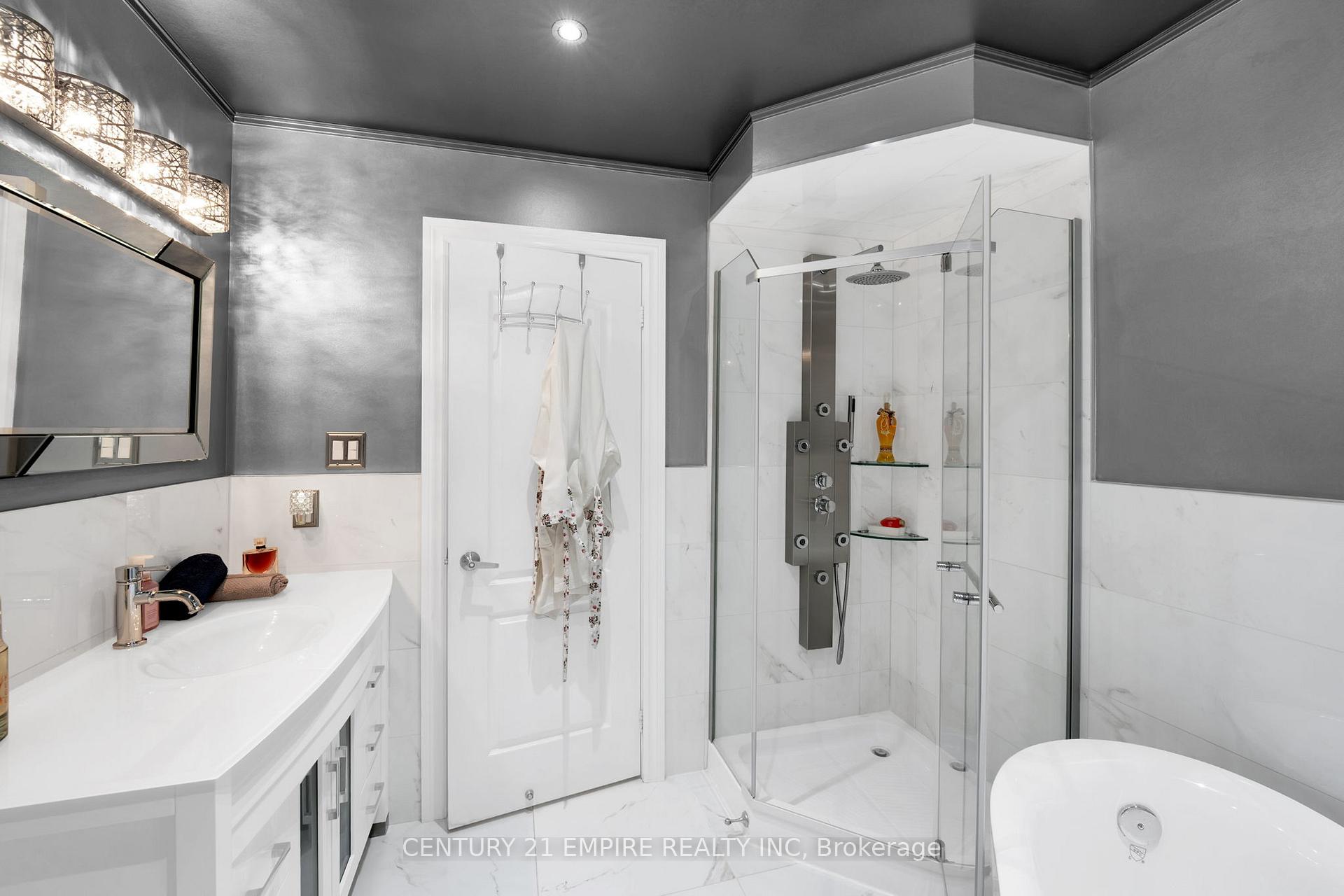 Photo 16 of 157 Venice Gate Drive, Vaughan, Vellore Village — HOMEH