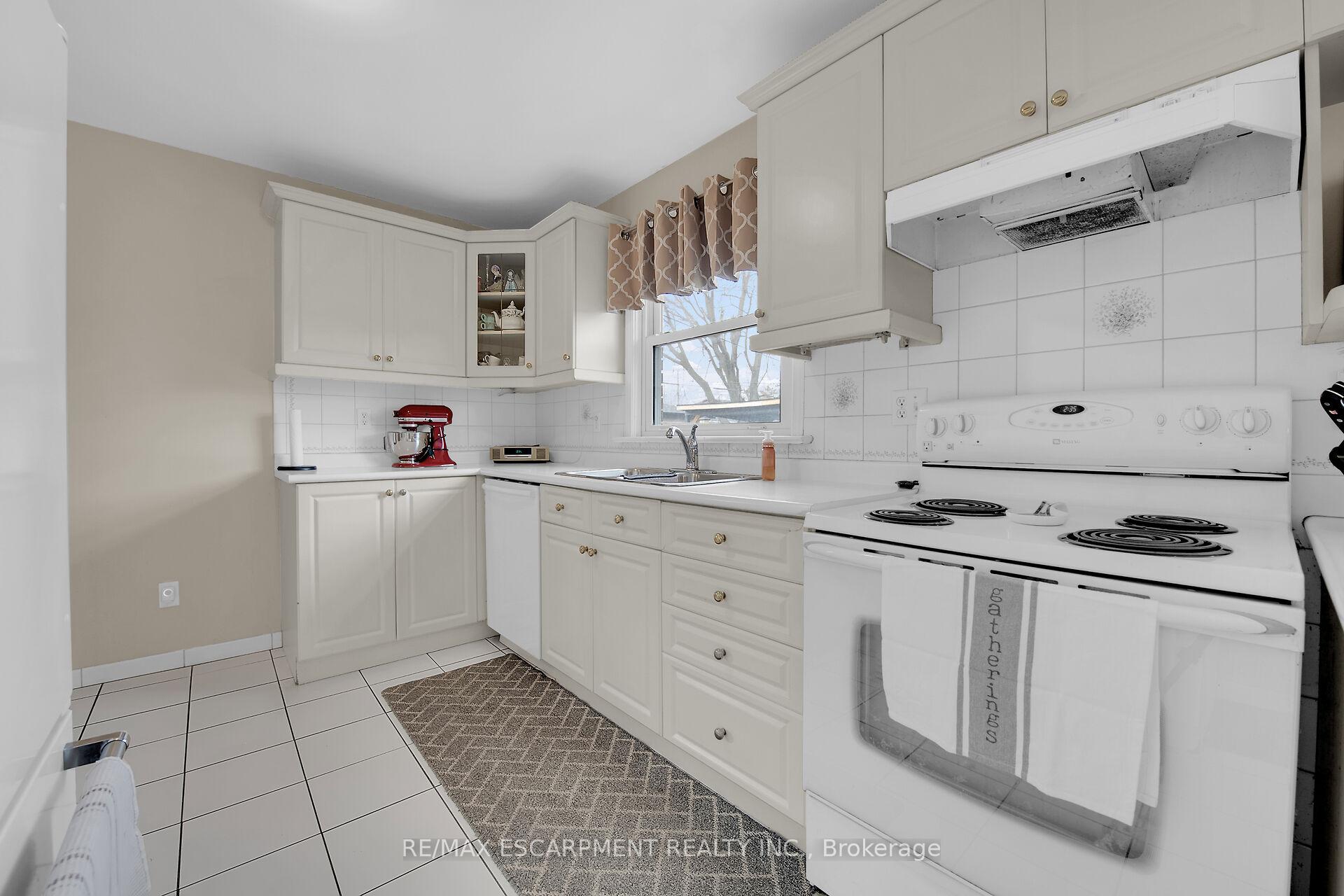 Photo 4 of 11 Sheridan Drive, Hamilton, Hill Park — HOMEH