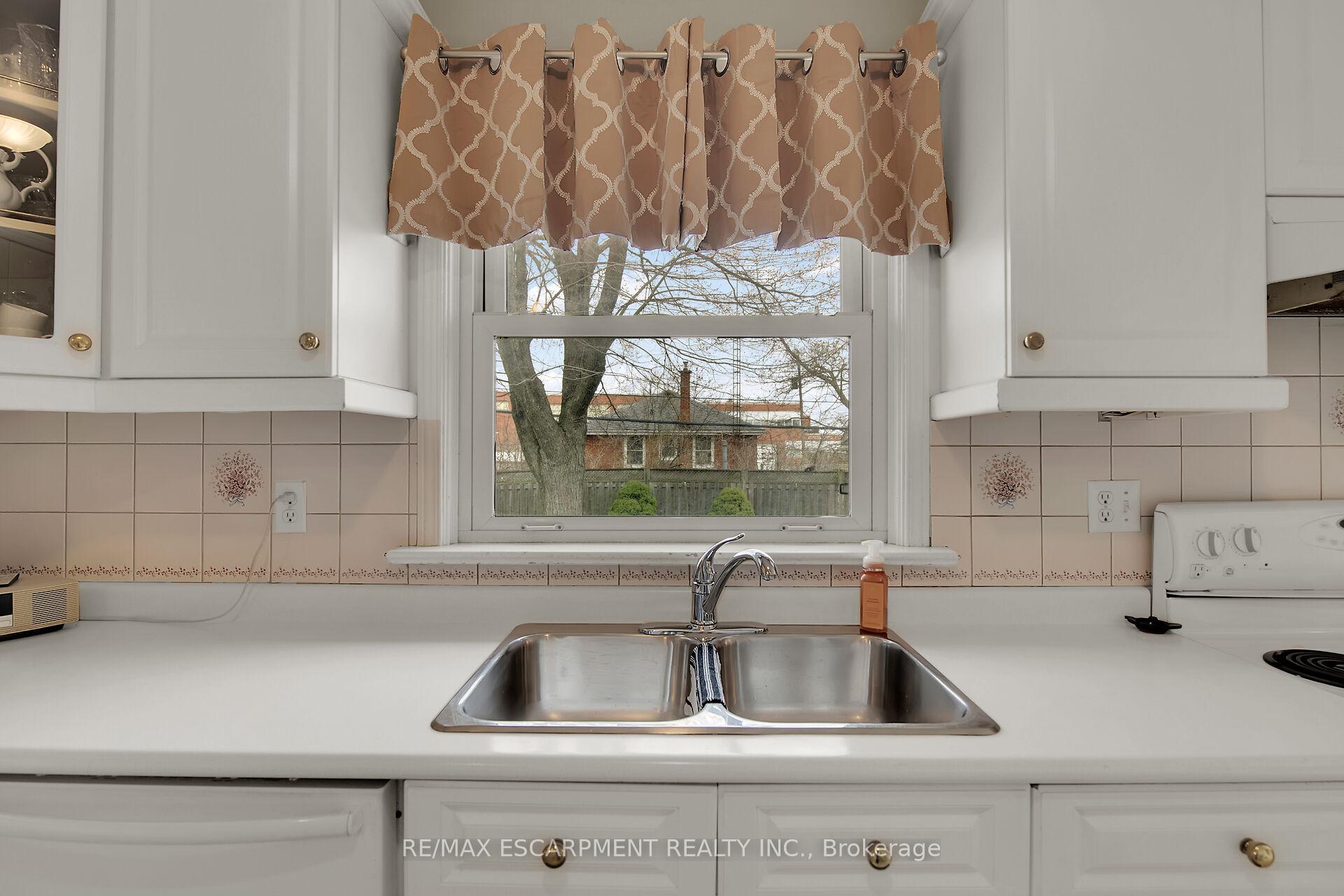 Photo 18 of 11 Sheridan Drive, Hamilton, Hill Park — HOMEH