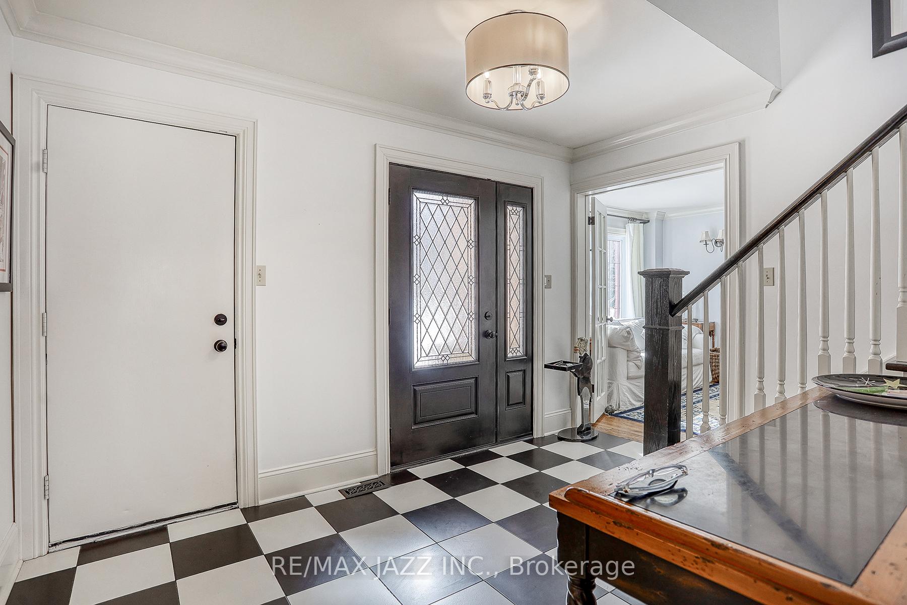 Photo 7 of 8 Irwin Drive, Whitby, Downtown Whitby — HOMEH