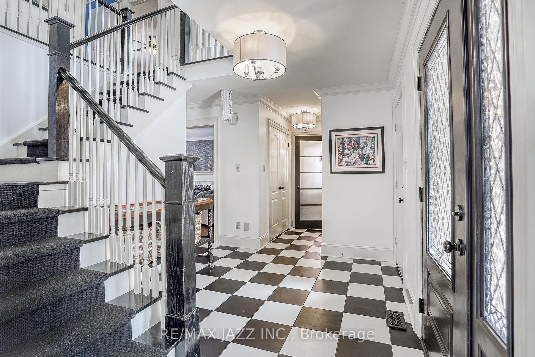 Photo 5 of 8 Irwin Drive, Whitby, Downtown Whitby — HOMEH