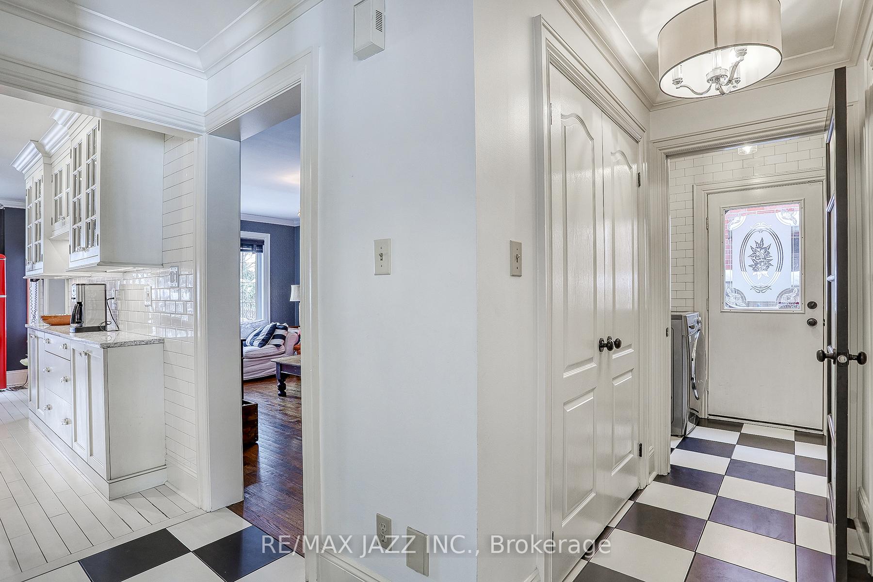 Photo 3 of 8 Irwin Drive, Whitby, Downtown Whitby — HOMEH