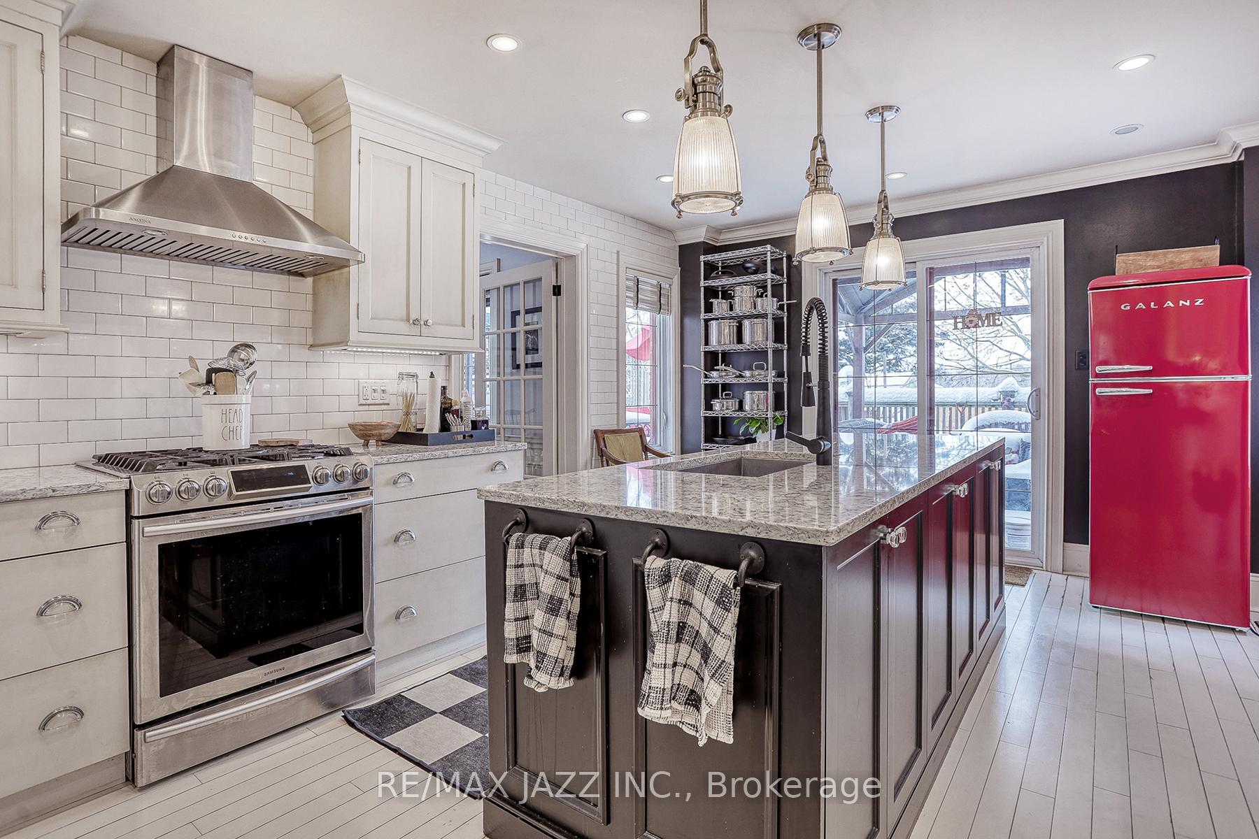 Photo 8 of 8 Irwin Drive, Whitby, Downtown Whitby — HOMEH