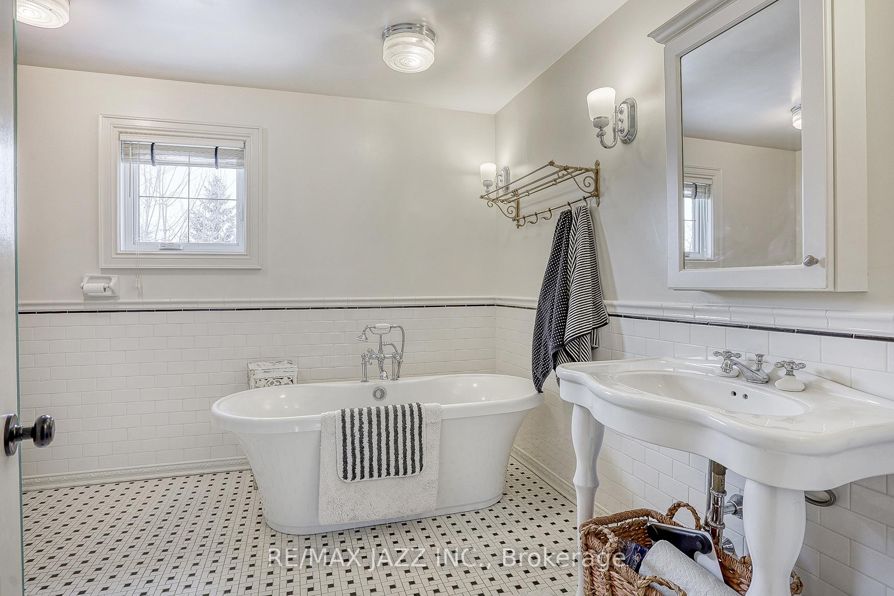 Photo 28 of 8 Irwin Drive, Whitby, Downtown Whitby — HOMEH