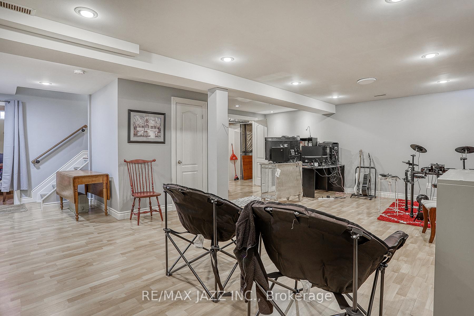 Photo 35 of 8 Irwin Drive, Whitby, Downtown Whitby — HOMEH